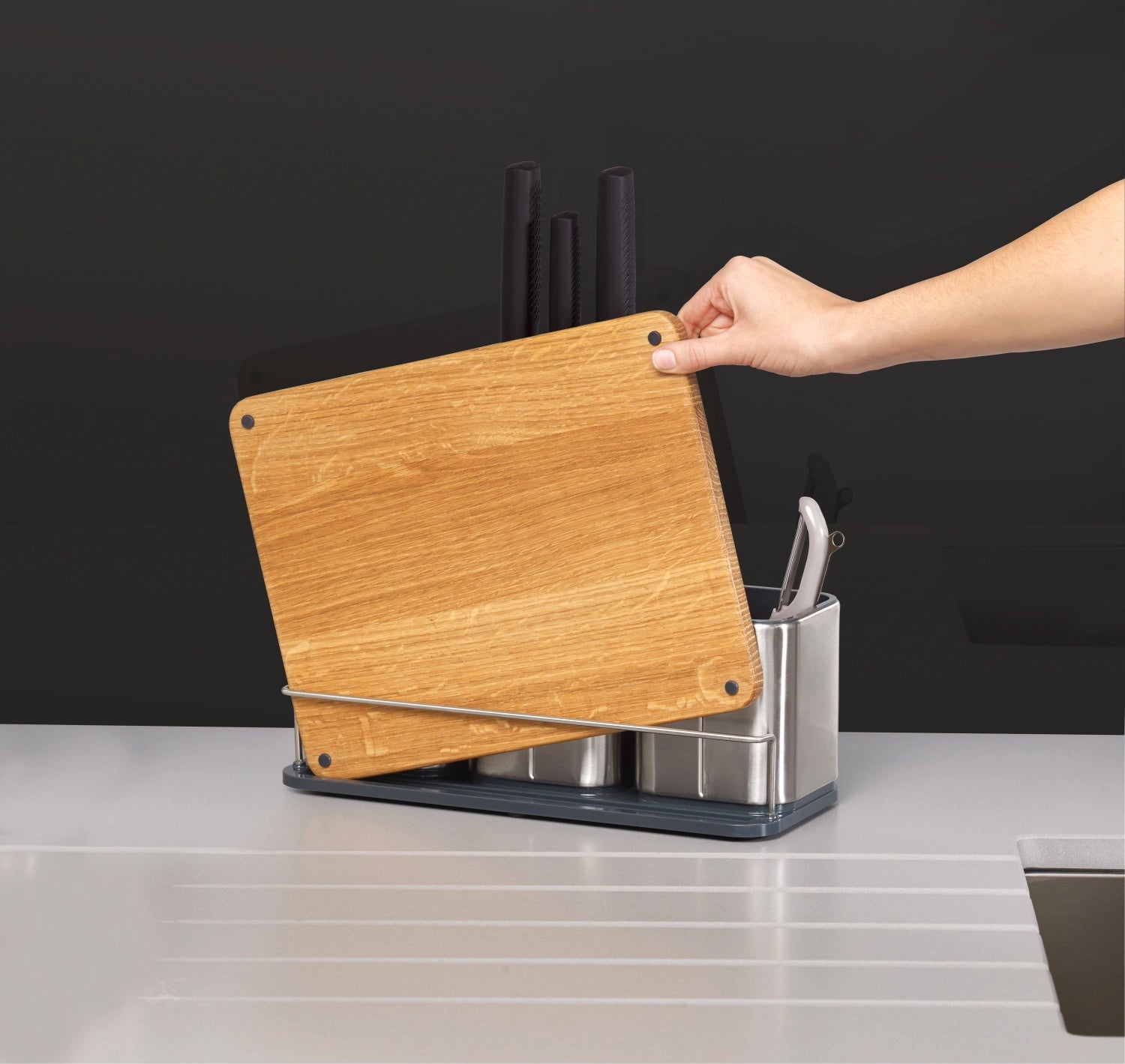Elegantes Schneidebrett aus der Steel Collection von Joseph Joseph, 31x12.5x23cm, ideal für stilvolles Kochen und praktische Küchenorganisation.