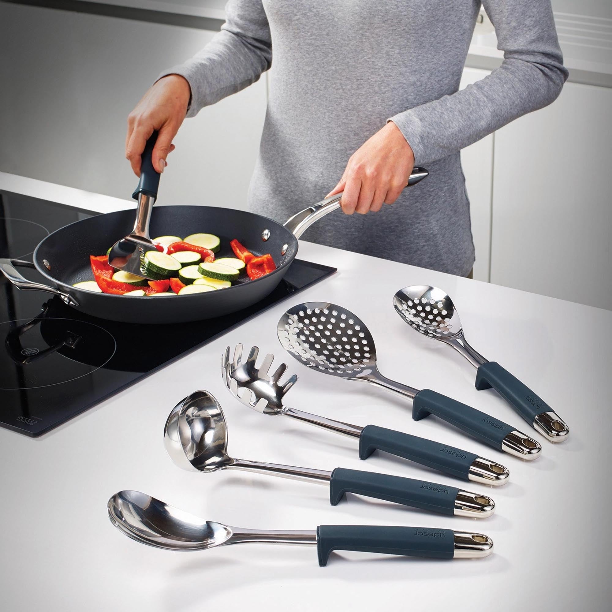 Praktisches Edelstahl-Karussell-Set von Joseph Joseph mit ergonomischen Küchenhelfern für stilvolles Kochen und einfache Reinigung.