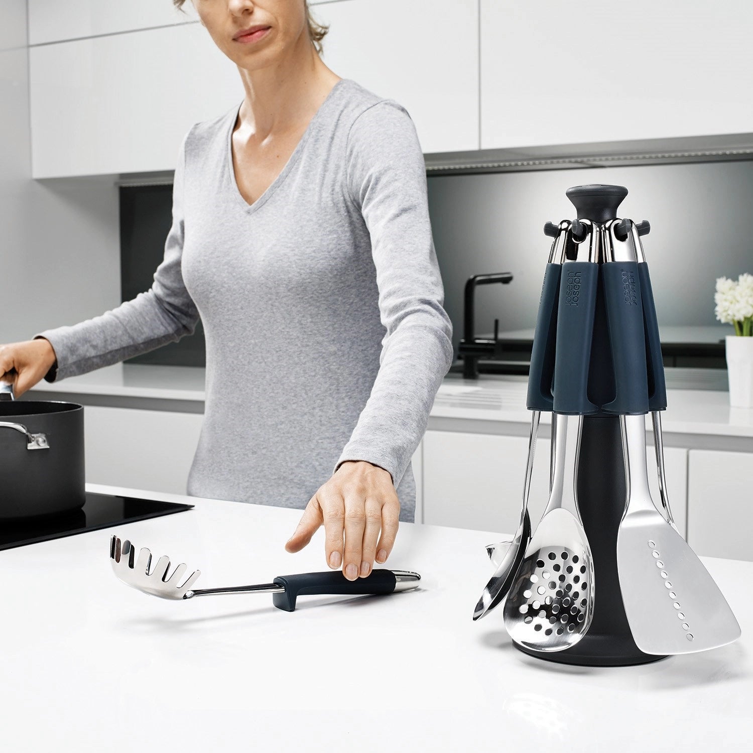 Edelstahl Kochlöffelset "Elevate" von Joseph Joseph, bestehend aus hochwertigem Edelstahl und Nylon, ideal für die moderne Küche.