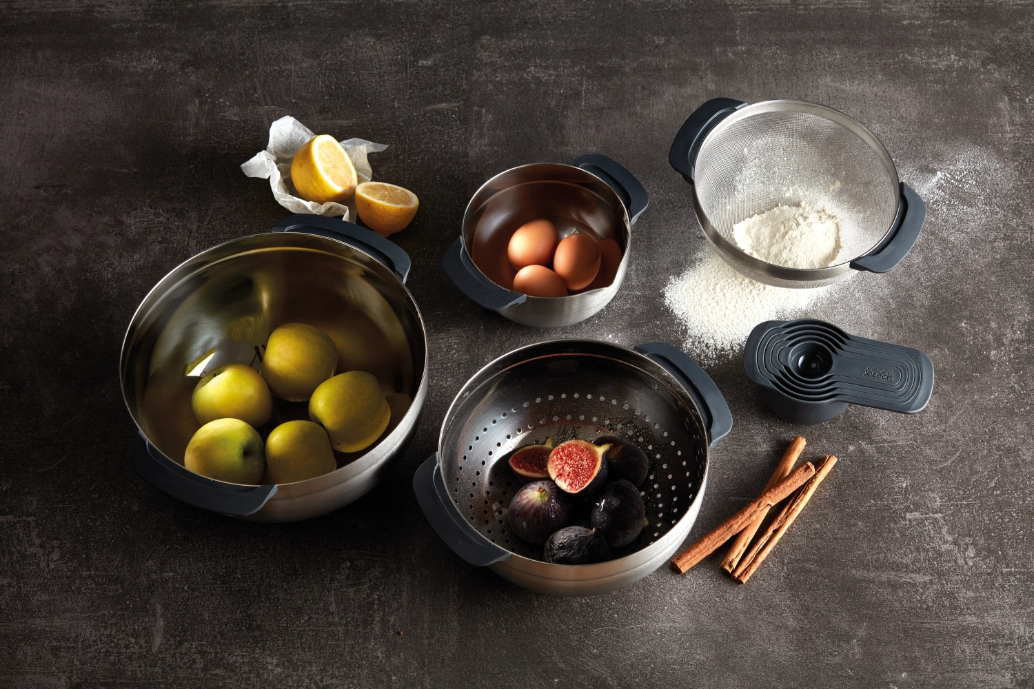 Elegantes 9-teiliges Messlöffelset aus der Nest Steel 9 Collection von Joseph Joseph, perfekt für exakte Messungen und platzsparende Aufbewahrung.