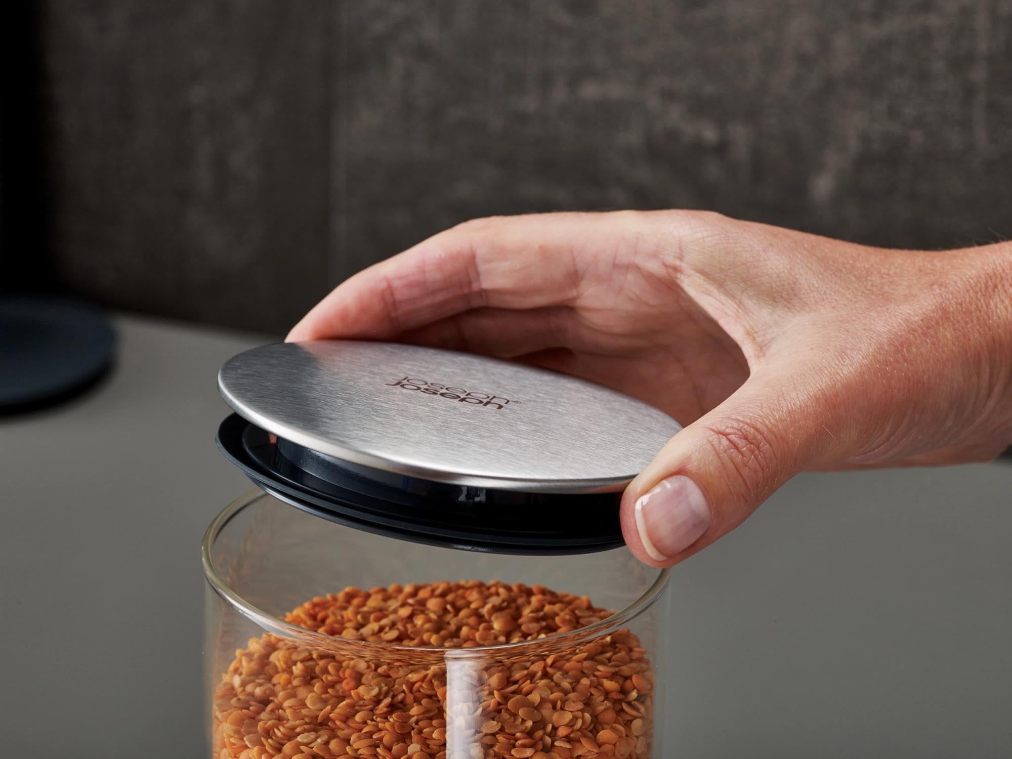 Praktisches 5-teiliges Set aus hochwertigem Edelstahl und Glas von Joseph Joseph für eine moderne und stilvolle Lebensmittelaufbewahrung.