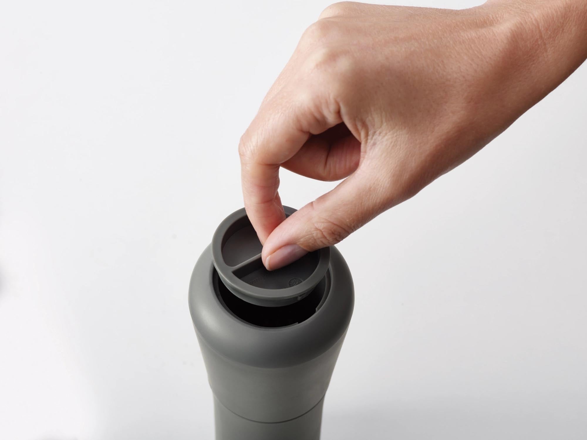 Stylische 2-tlg. Salz- und Pfeffermühle von Joseph Joseph in Grau. Ideal für präzises Würzen und ein modernes Küchendesign.