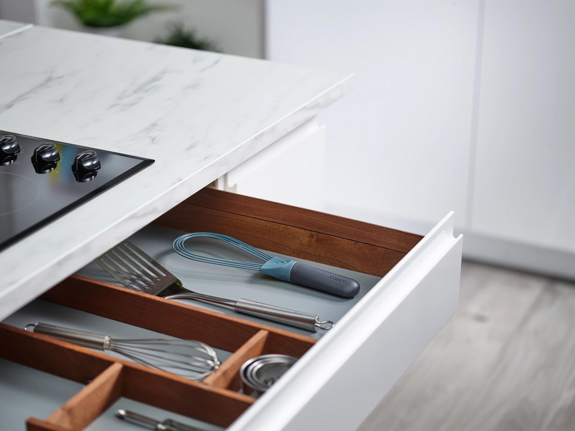 Entdecken Sie den praktischen Twist Sky Schwingbesen von Joseph Joseph – perfekt für müheloses Fegen und gründliche Reinigung in Ihrem Zuhause.