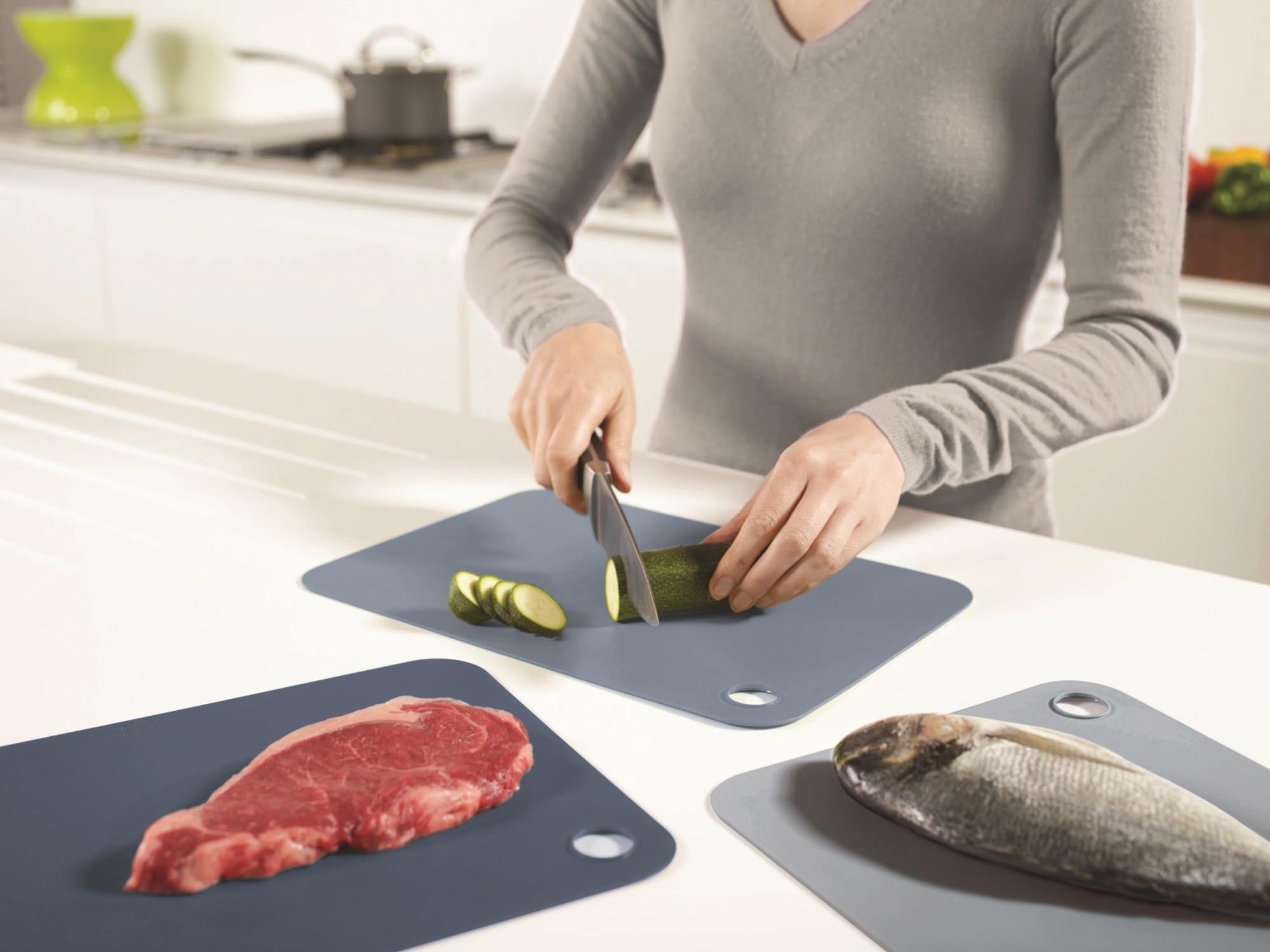 Praktisches 3er Set Pop Sky Schneidmatten von Joseph Joseph, 34x24x0.6 cm, langlebig, hygienisch und mit rutschfester Oberfläche für sicheres Schneiden.