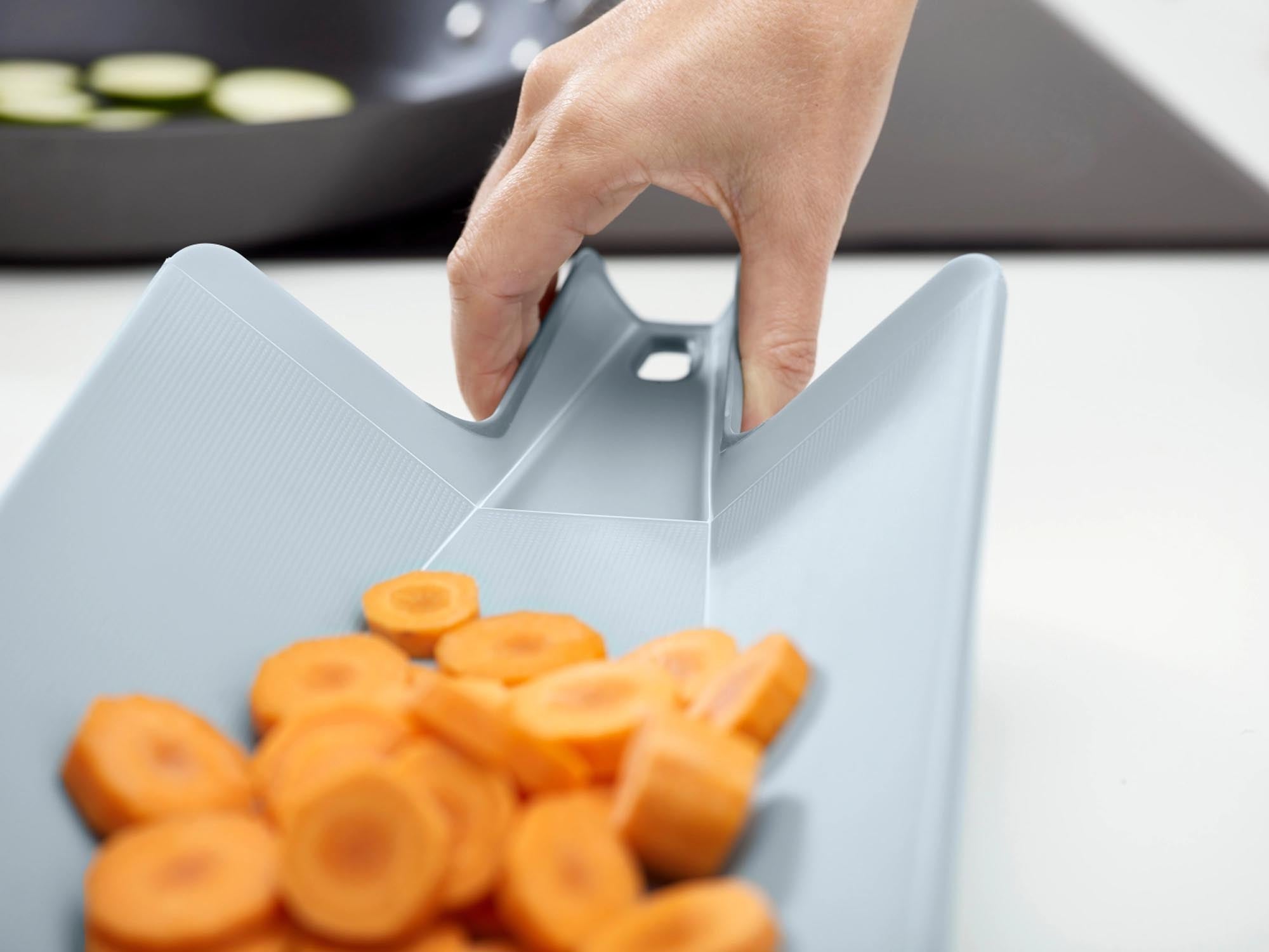 Entdecke die vielseitigen Chop2Pot Plus Sky Schneidbretter von Joseph Joseph – ideal zum Schneiden und Servieren, mit innovativer Falttechnik und stilvollem Design.