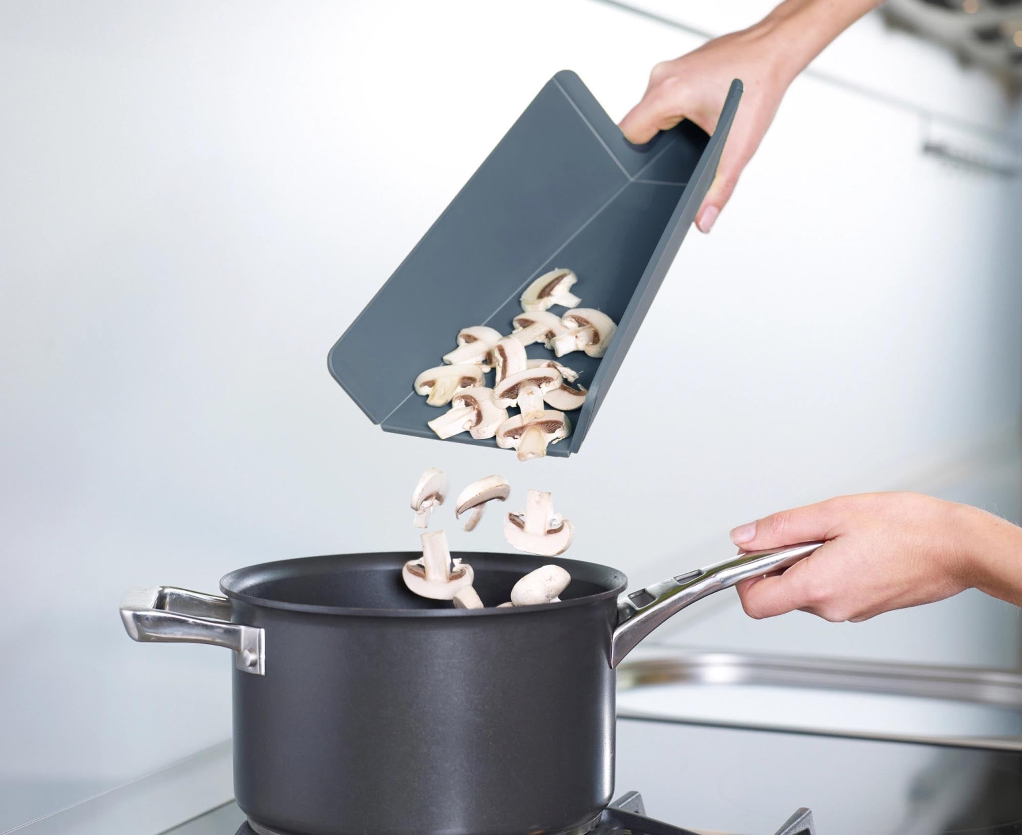 Erlebe die praktischen Chop2Pot Plus Sky Schneidbretter von Joseph Joseph – perfekt für sicheres Schneiden und einfaches Servieren in stilvollem Himmelblau.