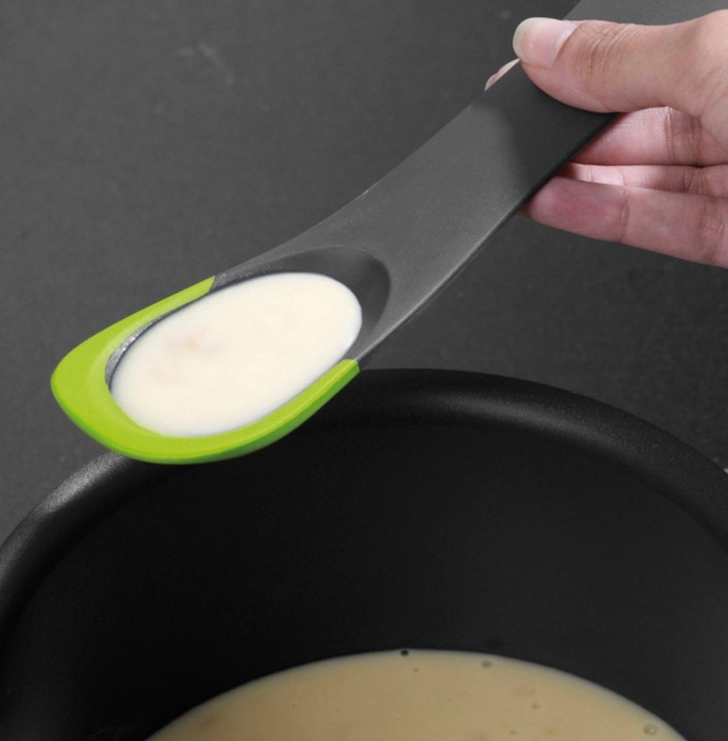 Das innovative Joseph Joseph Mehrzweck-Tool in grau-grün vereint 5 Funktionen in einem kompakten Design. Perfekt für effizientes Kochen!
