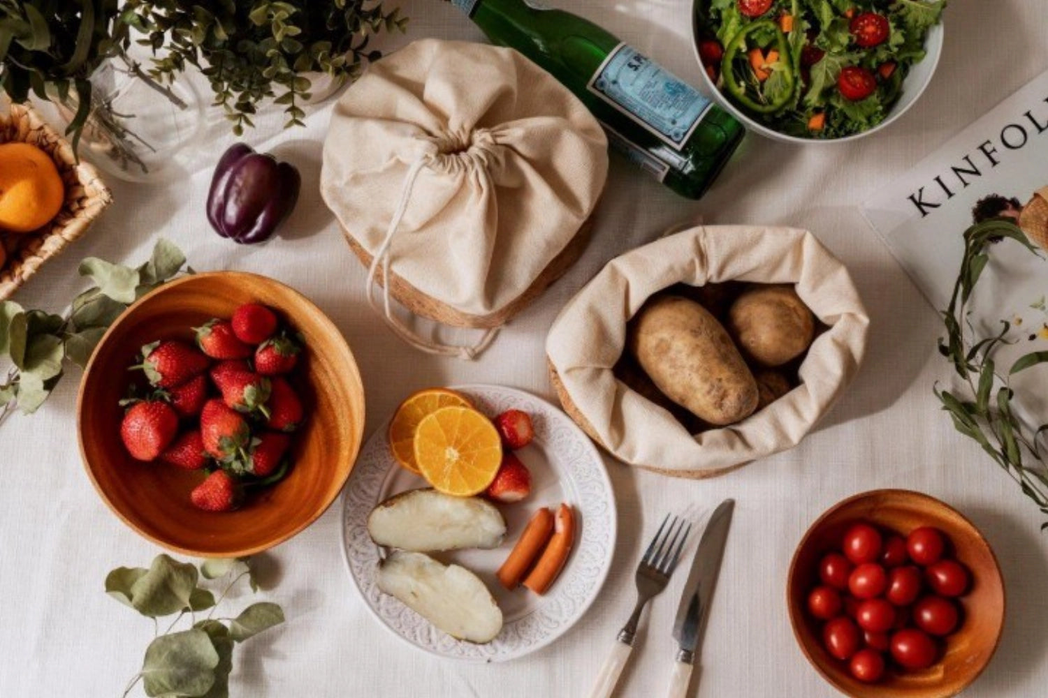 Entdecken Sie den stilvollen Brotbeutel mit Kordel von Nuts Innovations. Aus atmungsaktiver Baumwolle, 20 cm groß, ideal für Brot und Snacks. Nachhaltig mit Kork-Element.