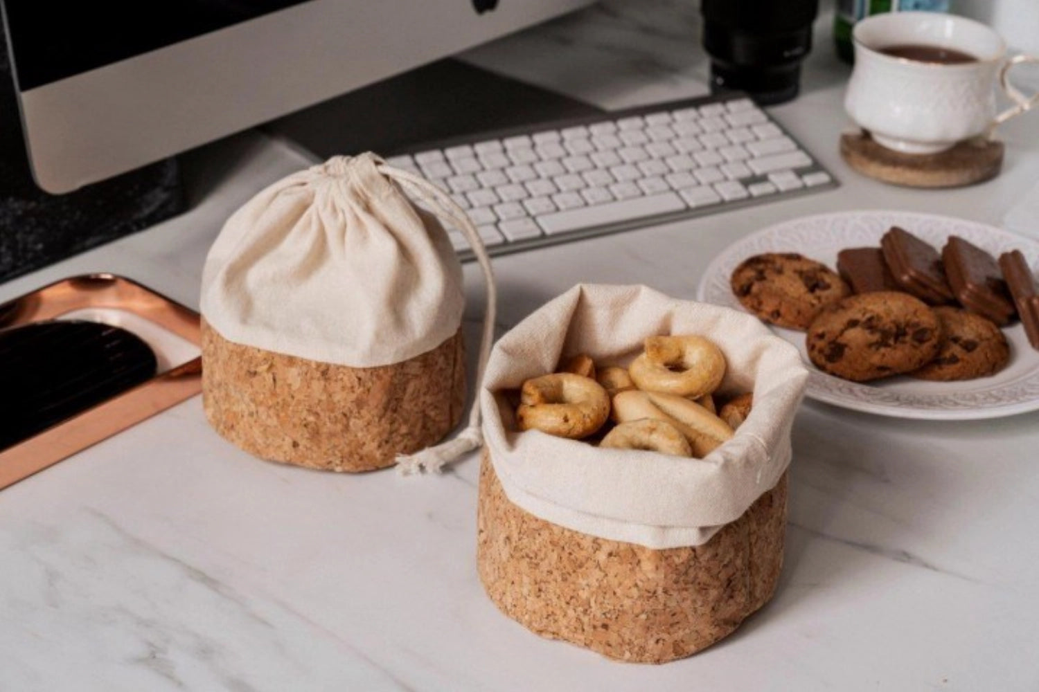 Entdecken Sie den stilvollen Brotbeutel mit Kordel von Nuts Innovations. Aus atmungsaktiver Baumwolle, 20 cm groß, ideal für Brot und Snacks. Nachhaltig mit Kork-Element.