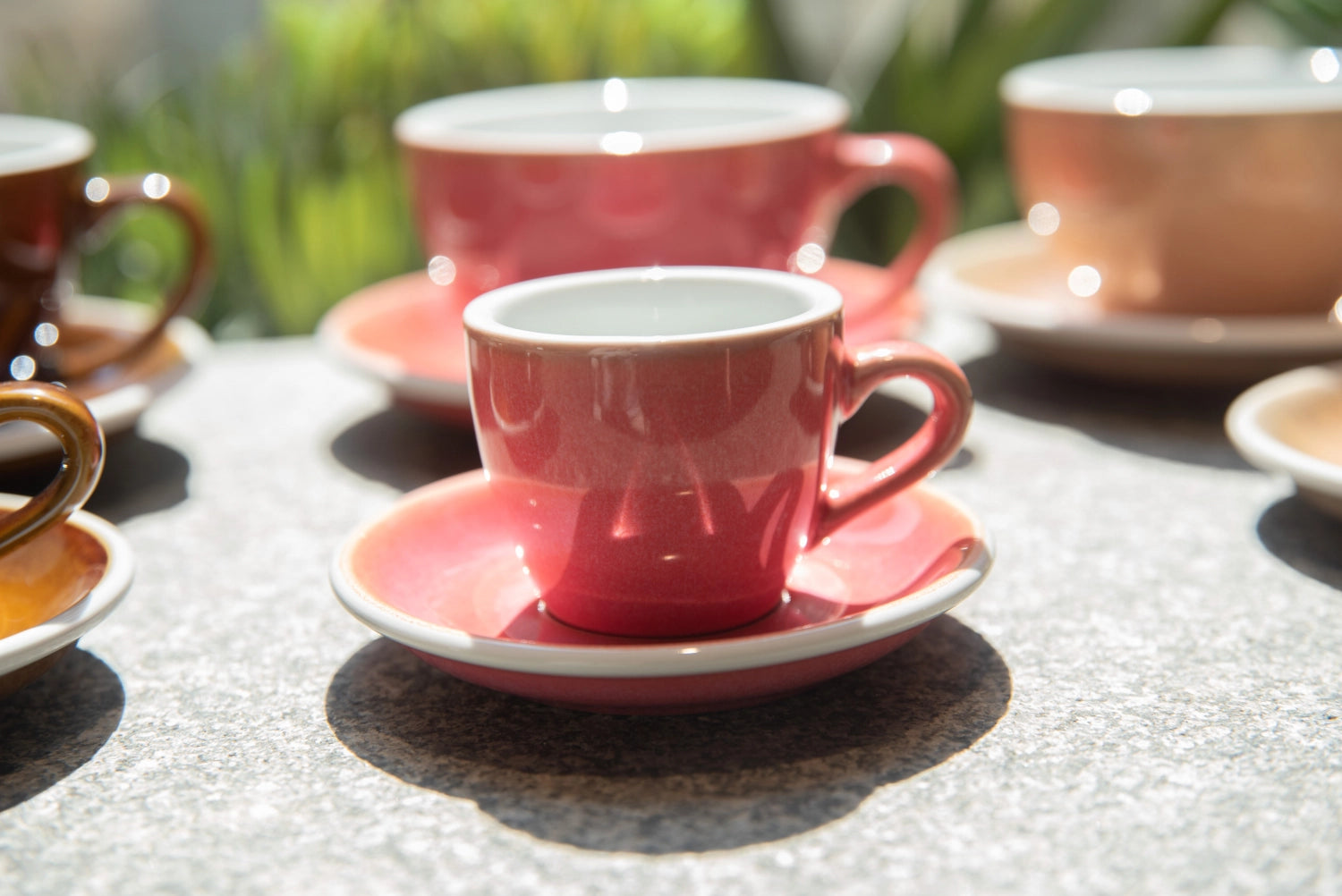 Egg Espresso Tasse 80ml in Beere präsentiert im Onlineshop von KAQTU Design AG. Espressotassen ist von Loveramics