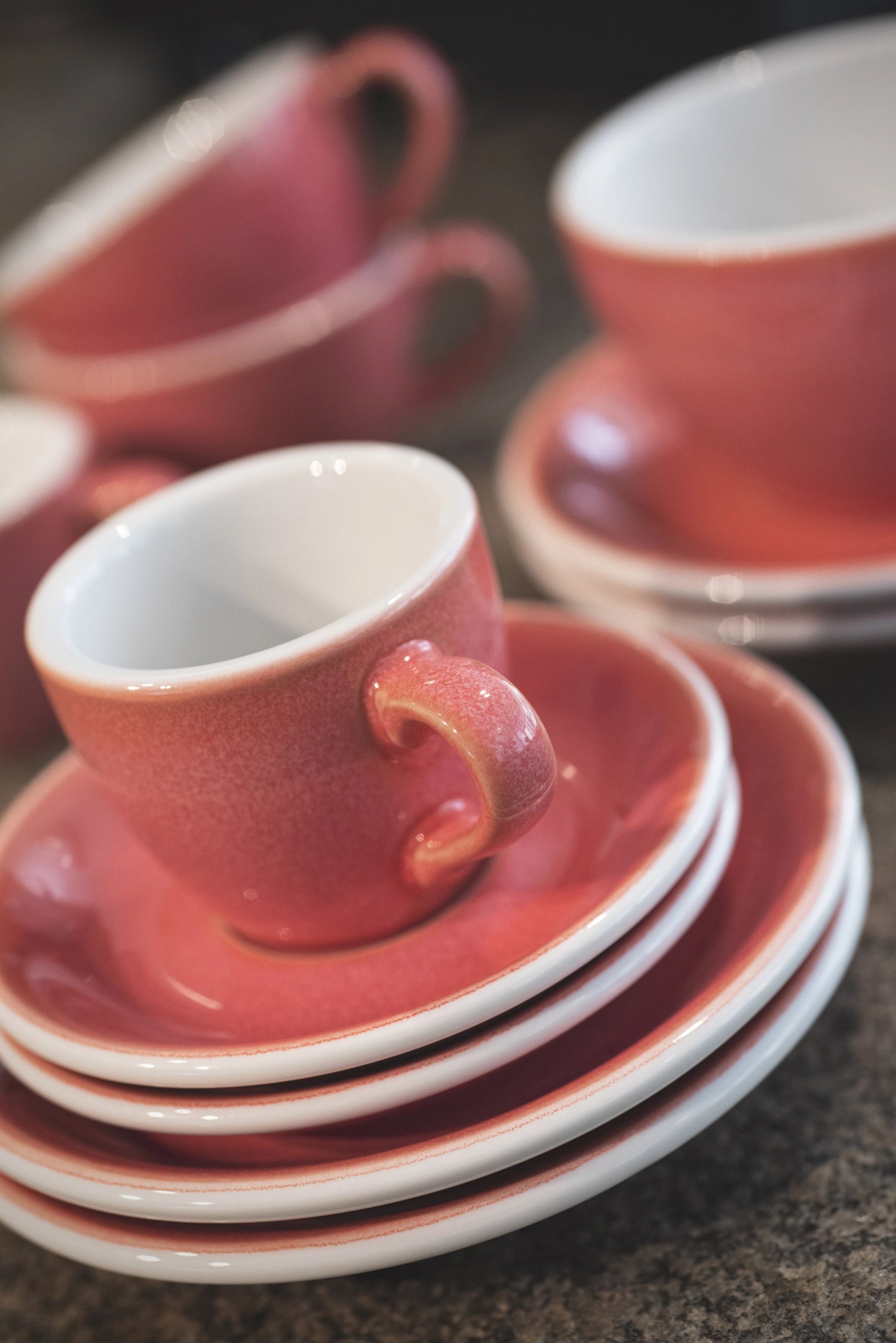 Egg Espresso Tasse 80ml in Beere präsentiert im Onlineshop von KAQTU Design AG. Espressotassen ist von Loveramics