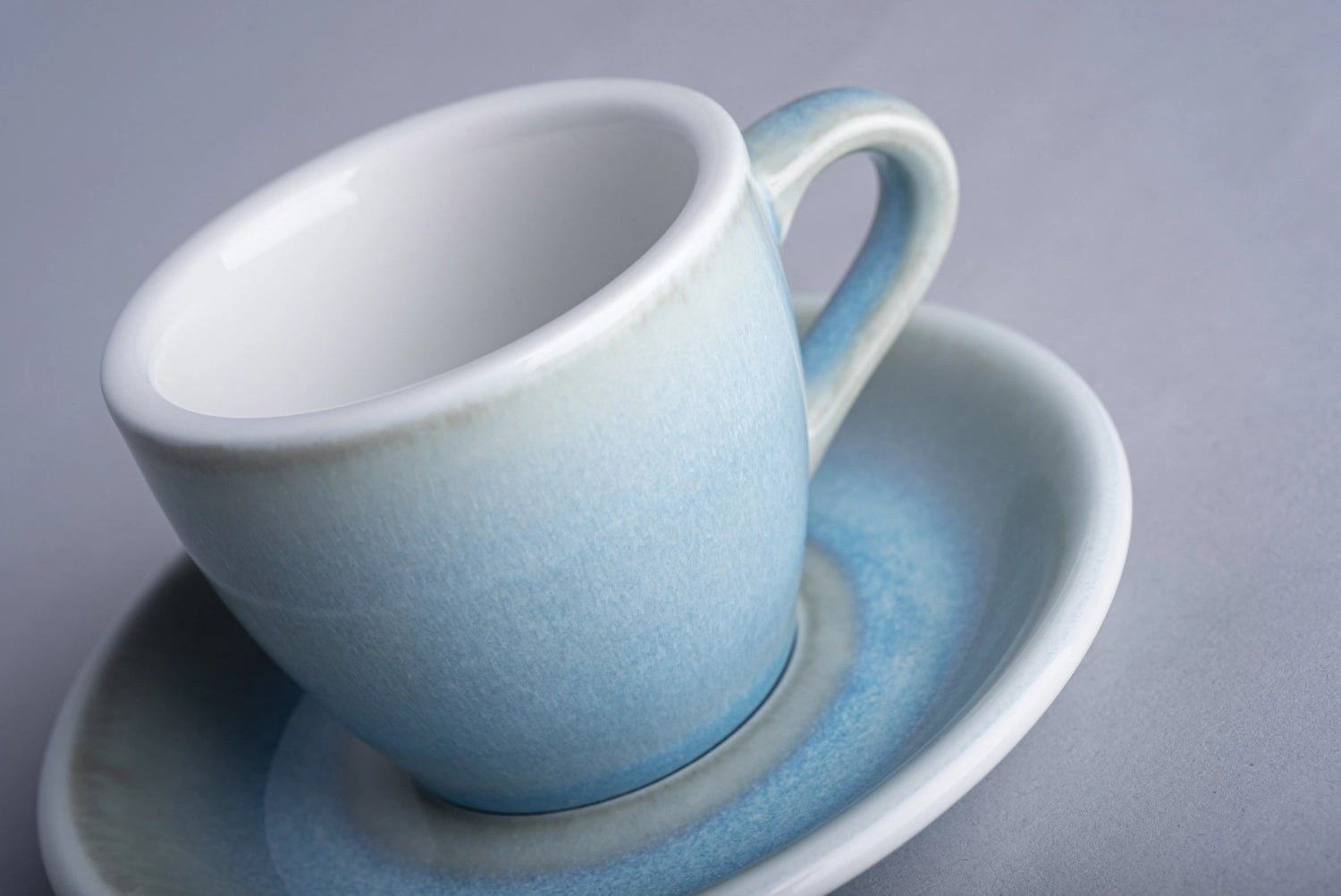 Egg Espresso Tasse 80ml in Eisblau präsentiert im Onlineshop von KAQTU Design AG. Espressotassen ist von Loveramics