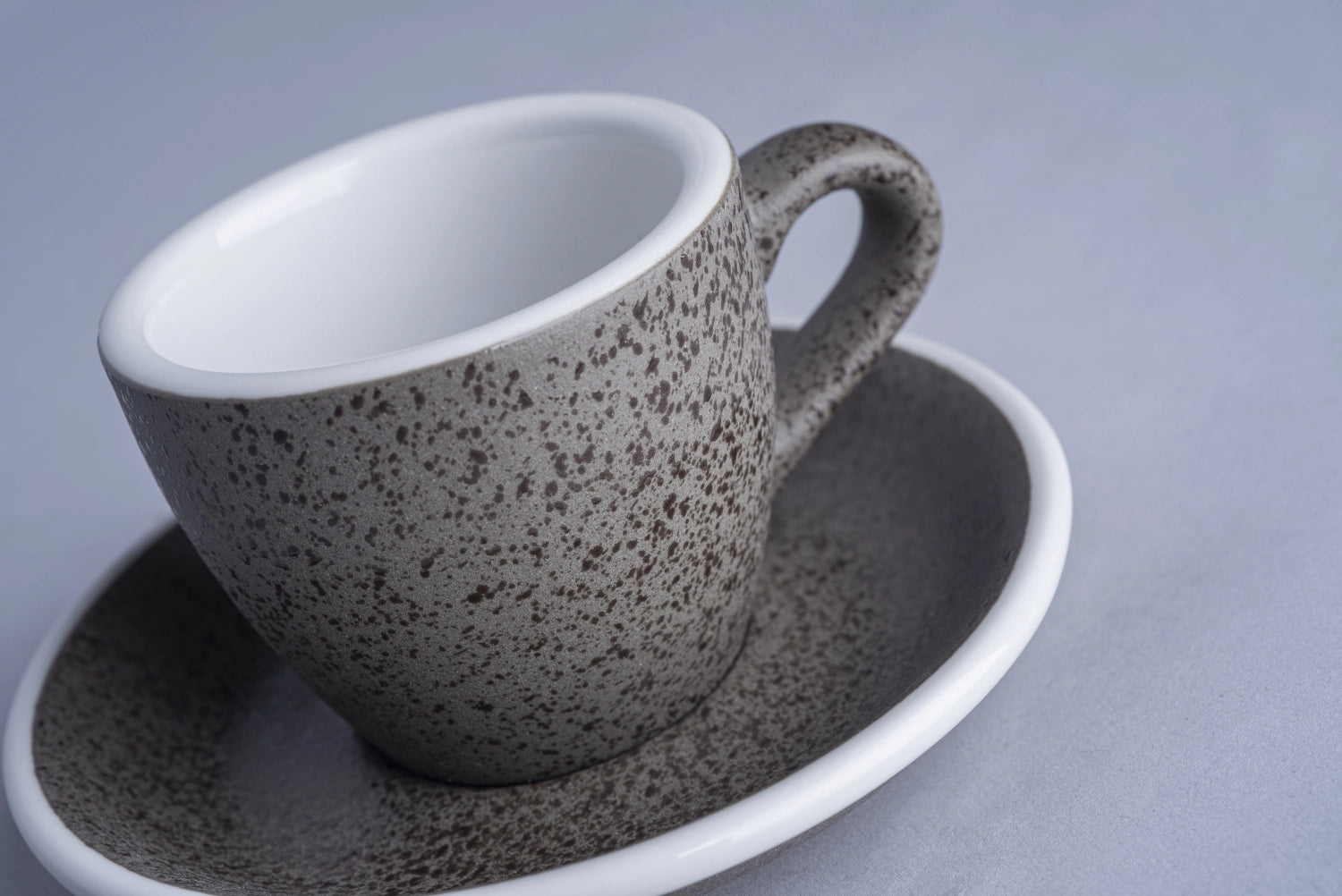 Egg Espresso Tasse 80ml in Granit präsentiert im Onlineshop von KAQTU Design AG. Espressotassen ist von Loveramics