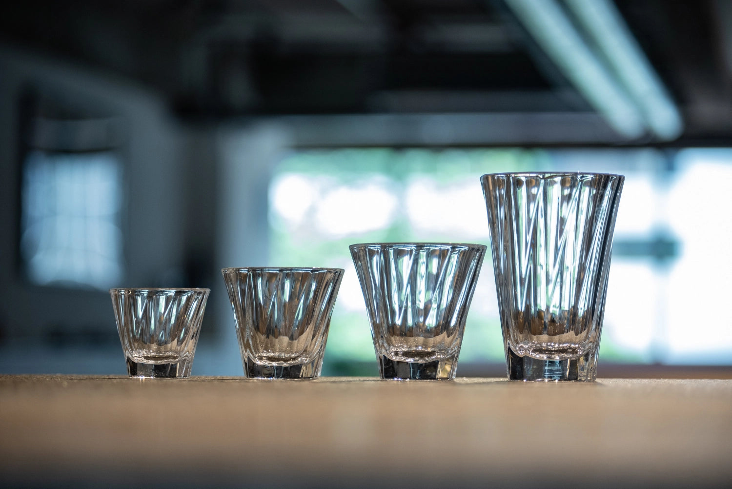 Elegantes Twisted Cappuccino Glas von Loveramics, perfekt für stilvolle Kaffeegenüsse und modernes Tischdesign.