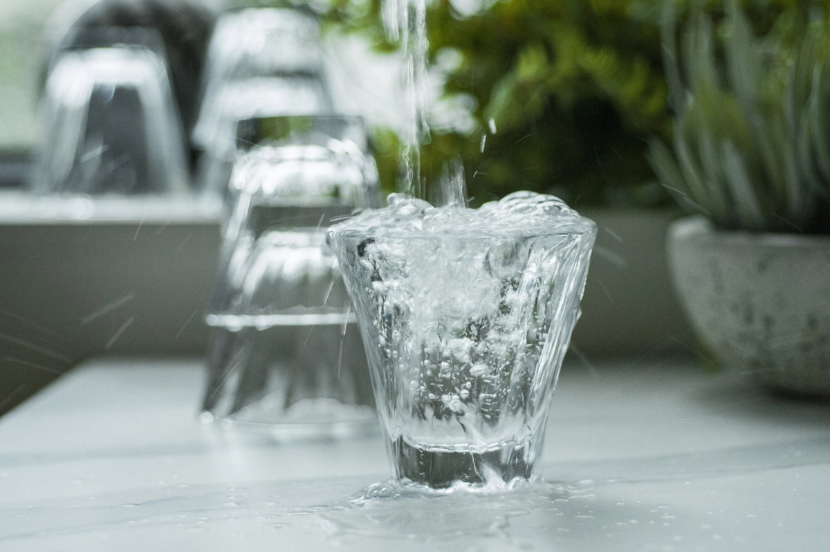 Twisted Cortado Glas klar , Urban Glass in Transparent präsentiert im Onlineshop von KAQTU Design AG. Tasse ist von Loveramics