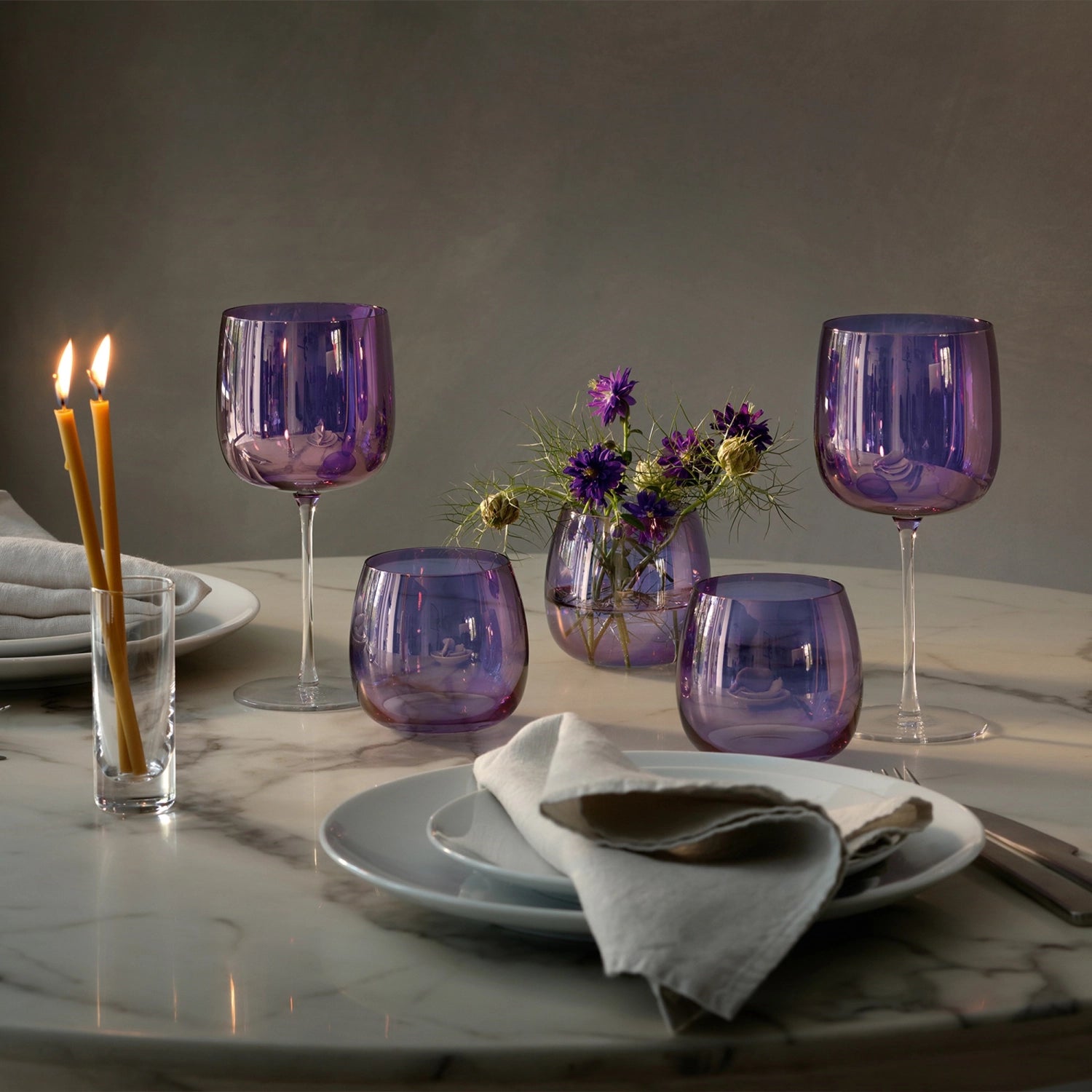 Elegantes 4er Set Aurora Weingläser in polar-violet, ideal für Rotwein, vereint zeitgenössische Ästhetik mit hochwertiger Verarbeitung.