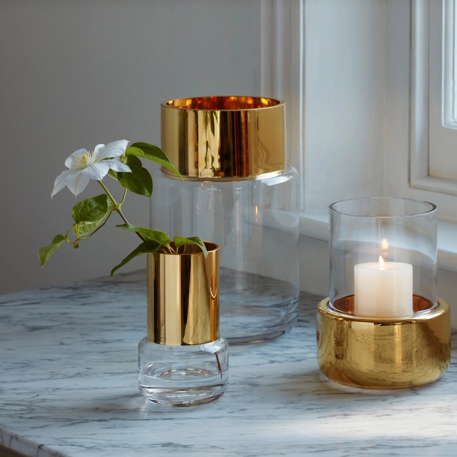 Stilvolle Aurum Vase von LSA, 30 cm hoch, aus transparentem Glas mit goldenen Details, perfekt für zeitgemäße Einrichtung und besondere Anlässe.