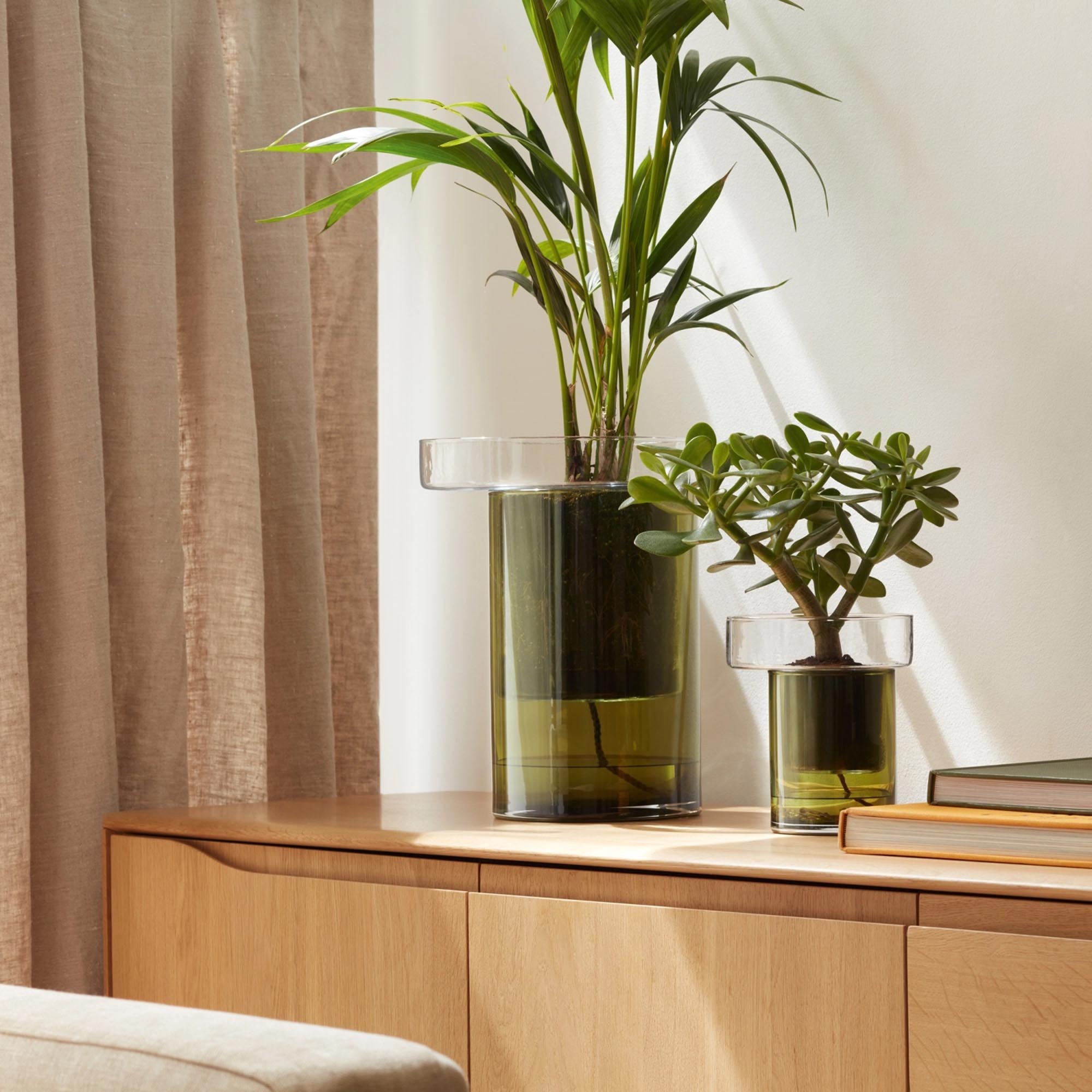 Stilvoller selbstwässernder Pflanzentopf von LSA, 19 cm hoch und 16 cm im Durchmesser, perfekt für Balkon und Terrasse, vereint Funktion und Design.