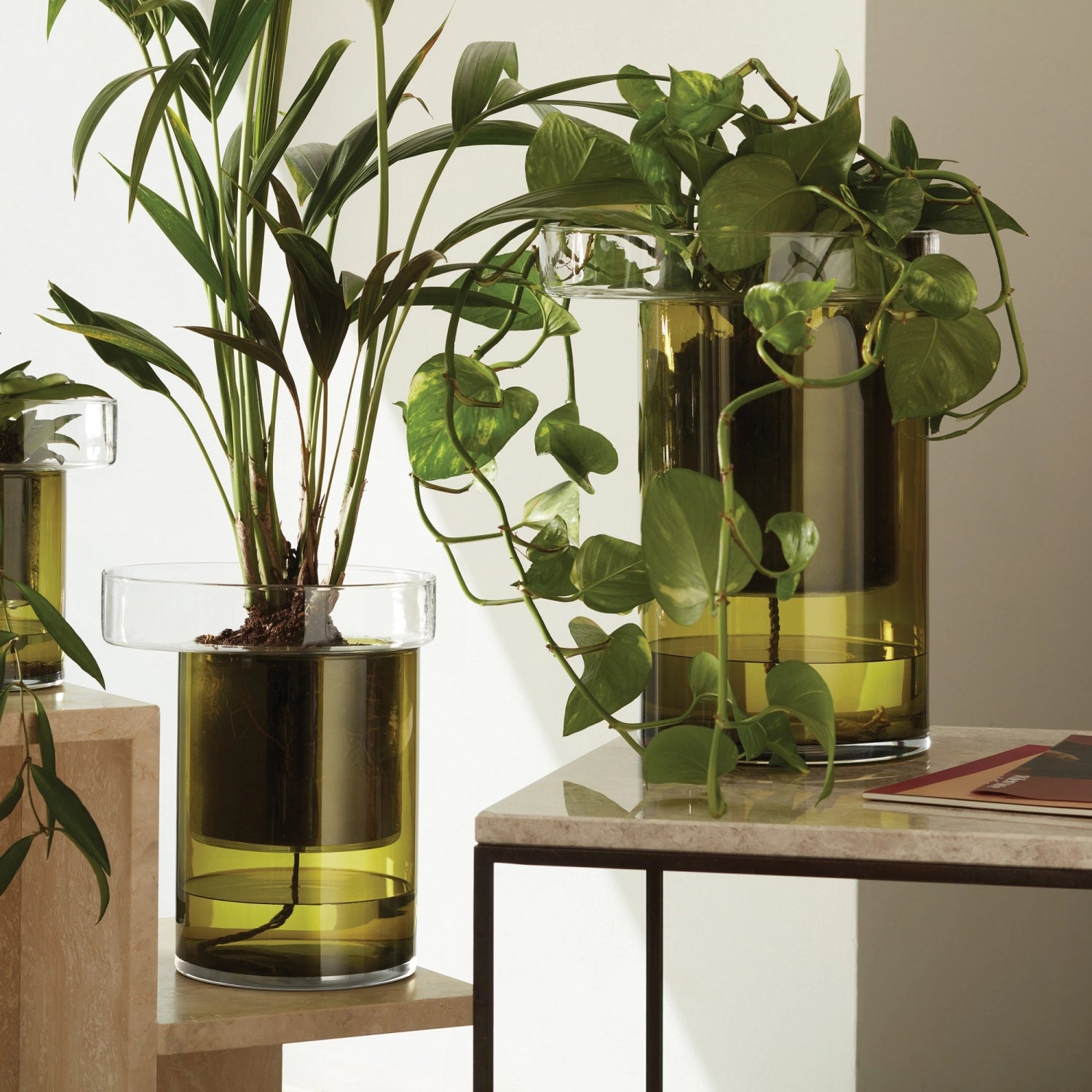 Moderner selbstwässernder Pflanzentopf Balcony in transparentem Olivgrün, Höhe 35 cm und Durchmesser 26 cm, ideal für grüne Akzente auf Balkon und Terrasse.