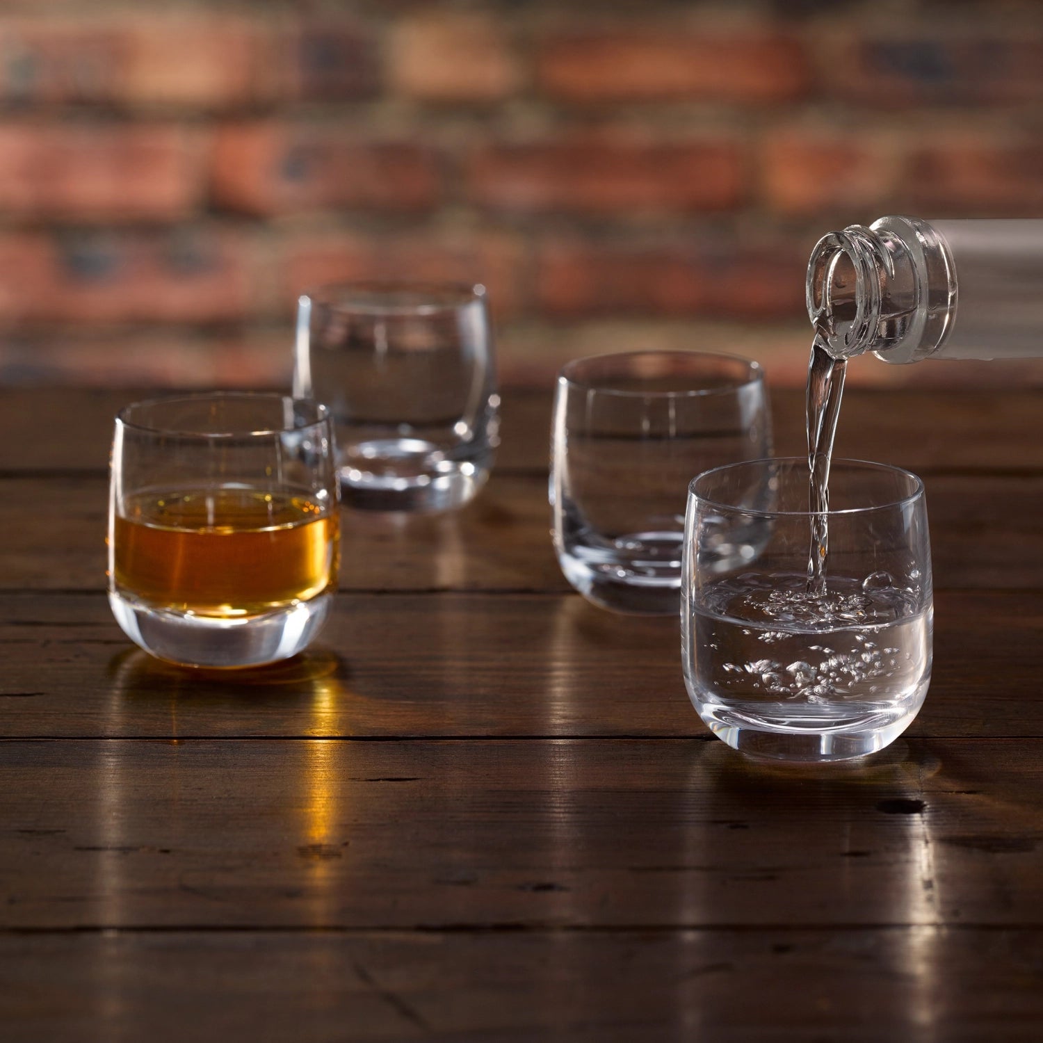 Set aus vier klaren Schnapsgläsern von LSA, 75ml, ideal für Partys und Feiern, vereint modernes Design mit Funktionalität und Stil.