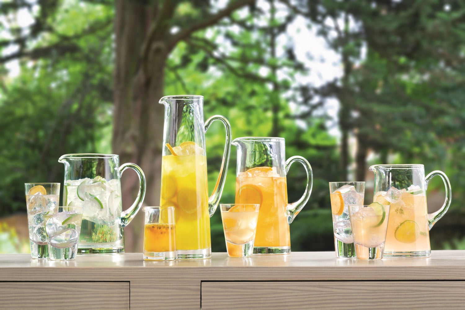 Transparenter, konischer Krug mit 1,9L Volumen, ideal für stilvolles Servieren von Getränken bei besonderen Anlässen.