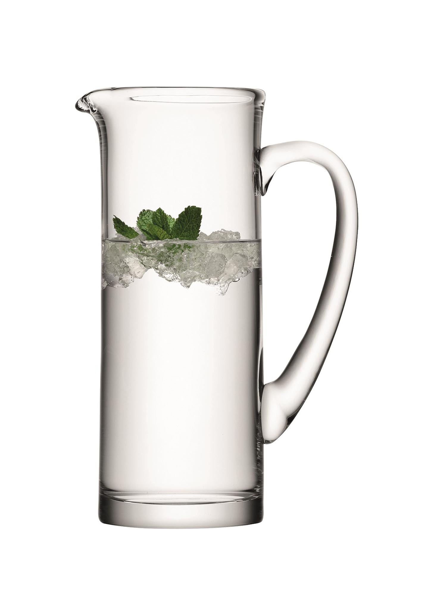 Eleganter 1.5L Krug von LSA aus klarem Glas, ideal für stilvolle Tischdekoration und perfekte Getränkeservierung.