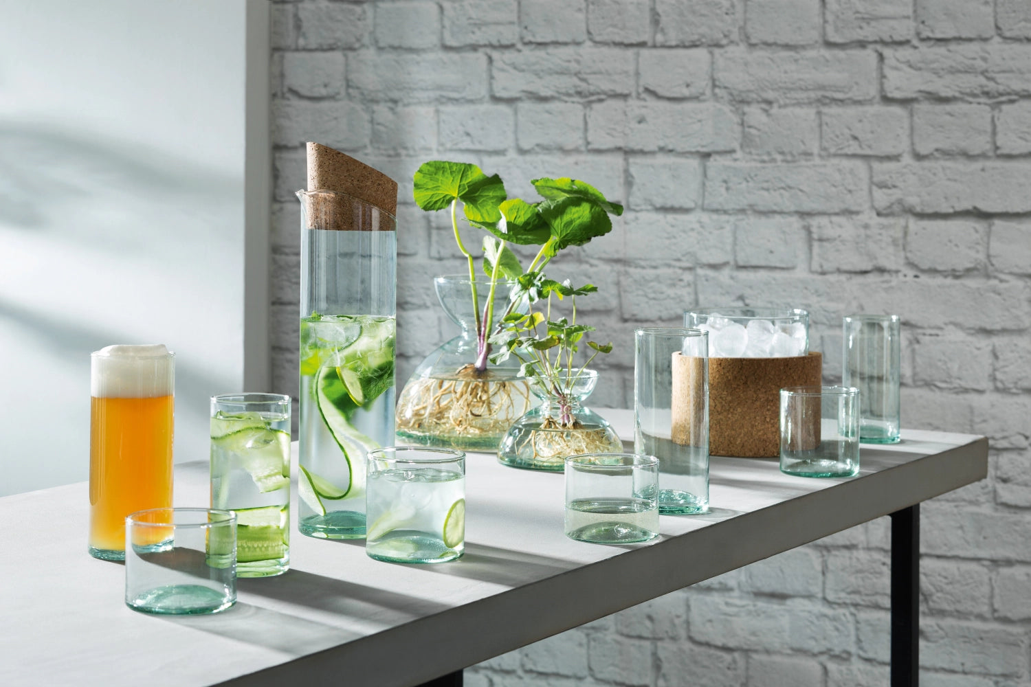 Elegantes 4er Set Canopy Becher mit 350ml von LSA, ideal für edle Getränke, vereint modernes Design und exquisite Handwerkskunst.