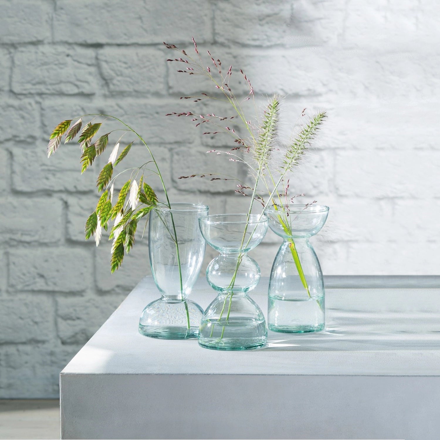 Drei stilvolle Vasen im Set, 13 cm hoch, aus recyceltem Material, perfekt für kreative Blumenarrangements und nachhaltige Wohnakzente.