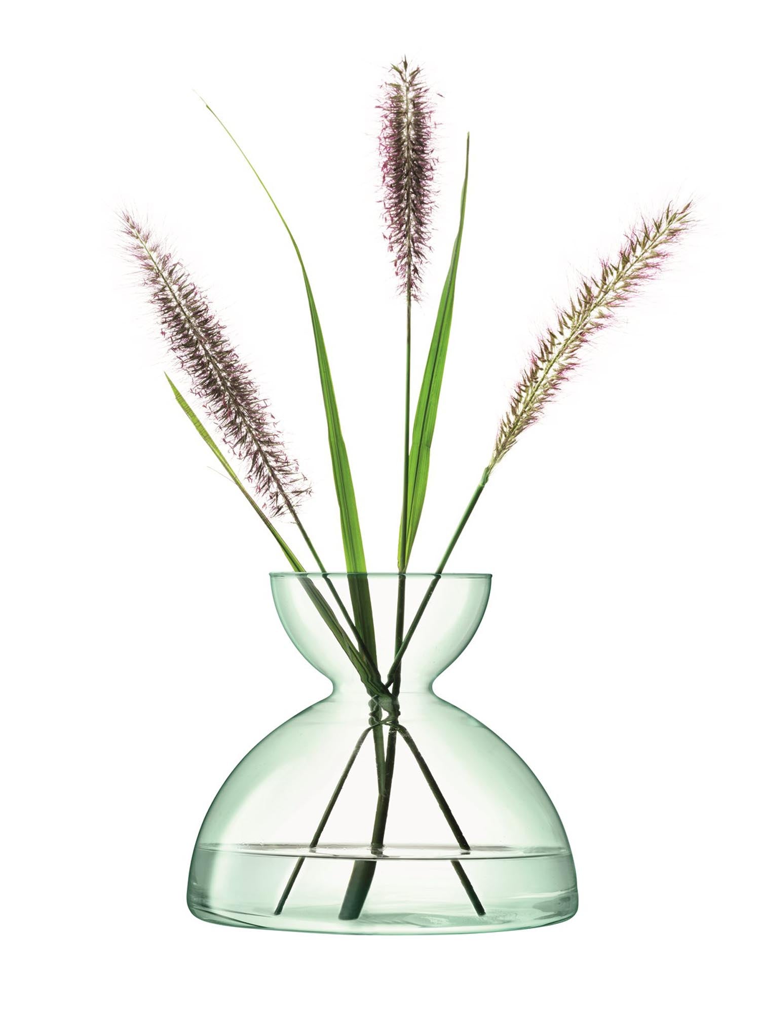 Entdecken Sie die Canopy Vase H18cm von LSA: Ein elegantes, nachhaltiges Wohnaccessoire aus recyceltem Glas, das jedem Raum Charme verleiht.