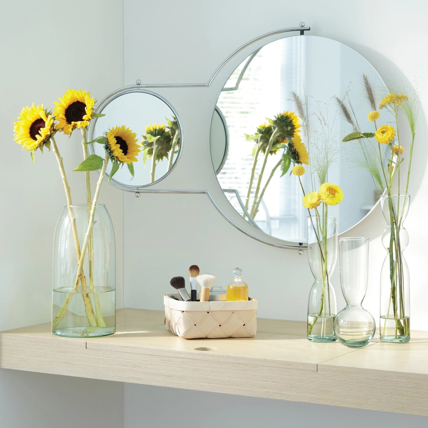Elegantes Set aus drei Vasen in unterschiedlichen Höhen, gefertigt aus recyceltem Material, ideal für stilvolle Dekoration und florale Akzente.