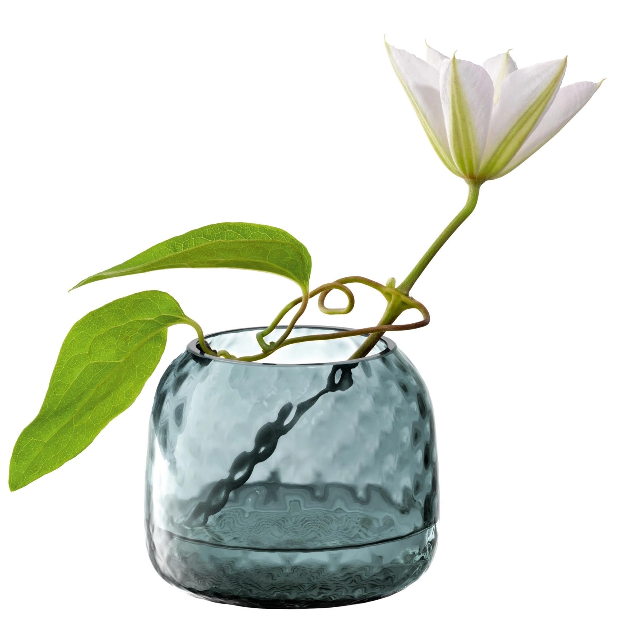 Stilvoller Dapple Teelichthalter von LSA, 7 cm hoch in sanftem Wasserblau. Hochwertiges Glas für eine elegante Atmosphäre und harmonische Dekoration.