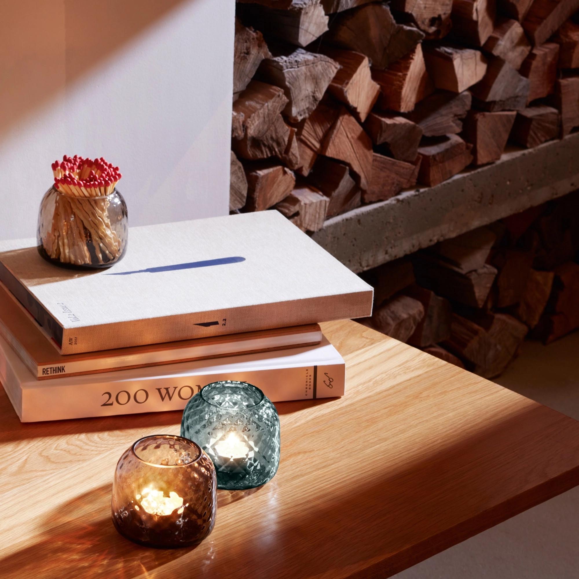 Eleganter Dapple Teelichthalter von LSA, 7 cm hoch in zartem Wasserblau. Ideal für stimmungsvolle Beleuchtung und stilvolle Akzente in jedem Raum.