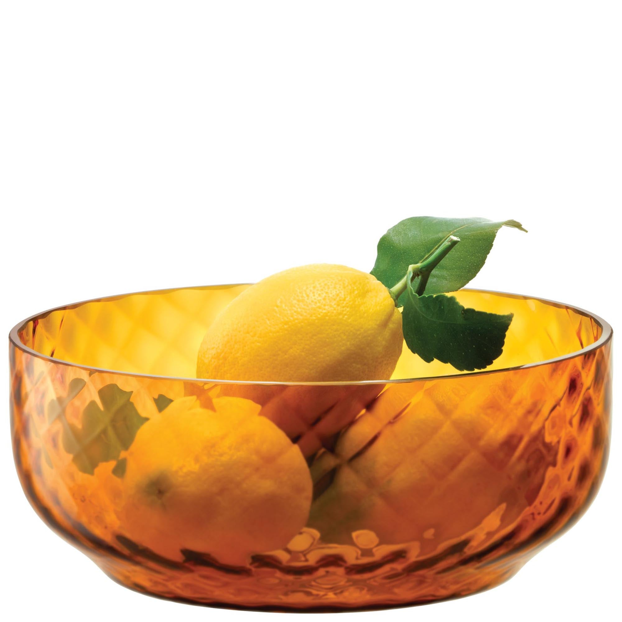 Entdecken Sie die Dapple Schale 22,5 cm in warmem Sun bernstein von LSA – ein elegantes, handgefertigtes Glasstück, das jeden Raum verzaubert.