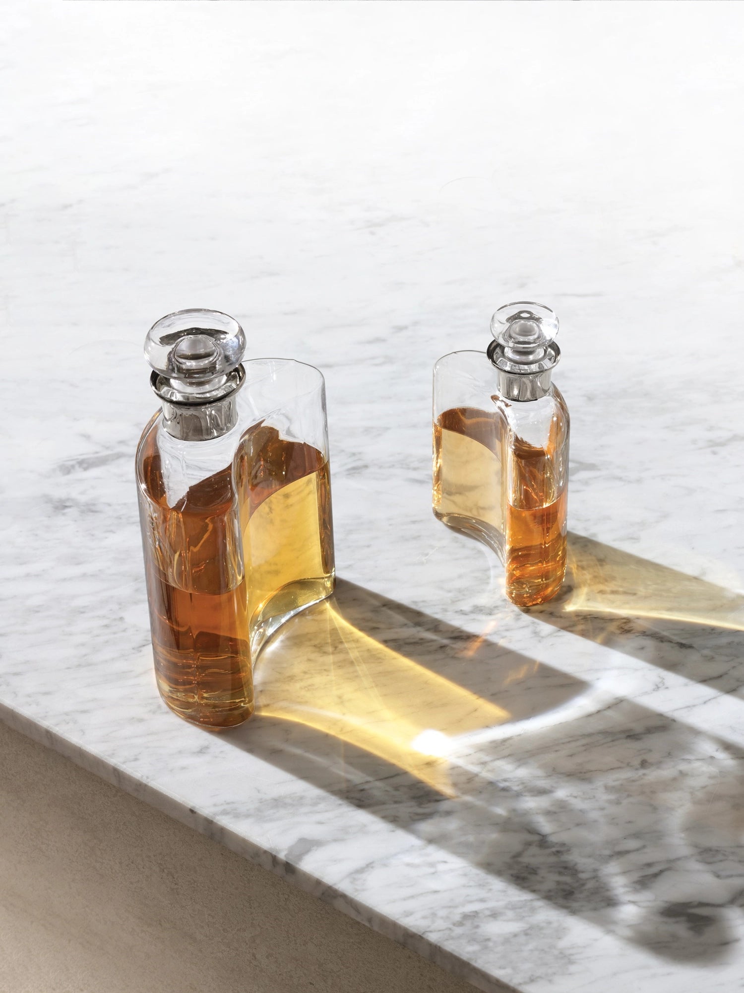 Eleganter klarer Platin Dekanter von LSA mit 0.8L Fassungsvermögen, ideal für stilvolles Servieren von Wein und Spirituosen.
