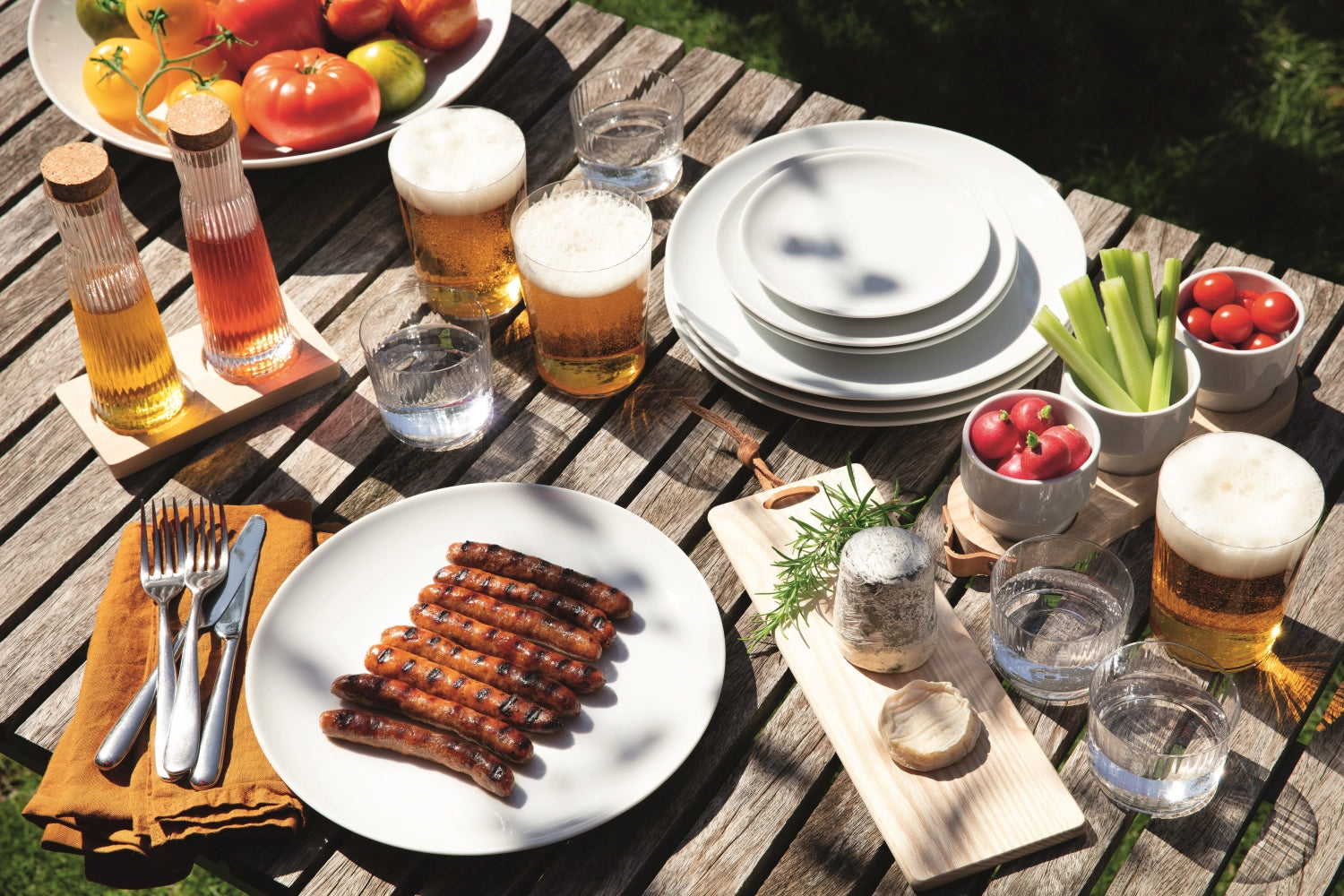 Genießen Sie stilvolle Momente mit dem 4er Set Gio Line Becher von LSA. Elegante 310ml Becher aus robustem Glas, ideal für jede Tischdekoration.