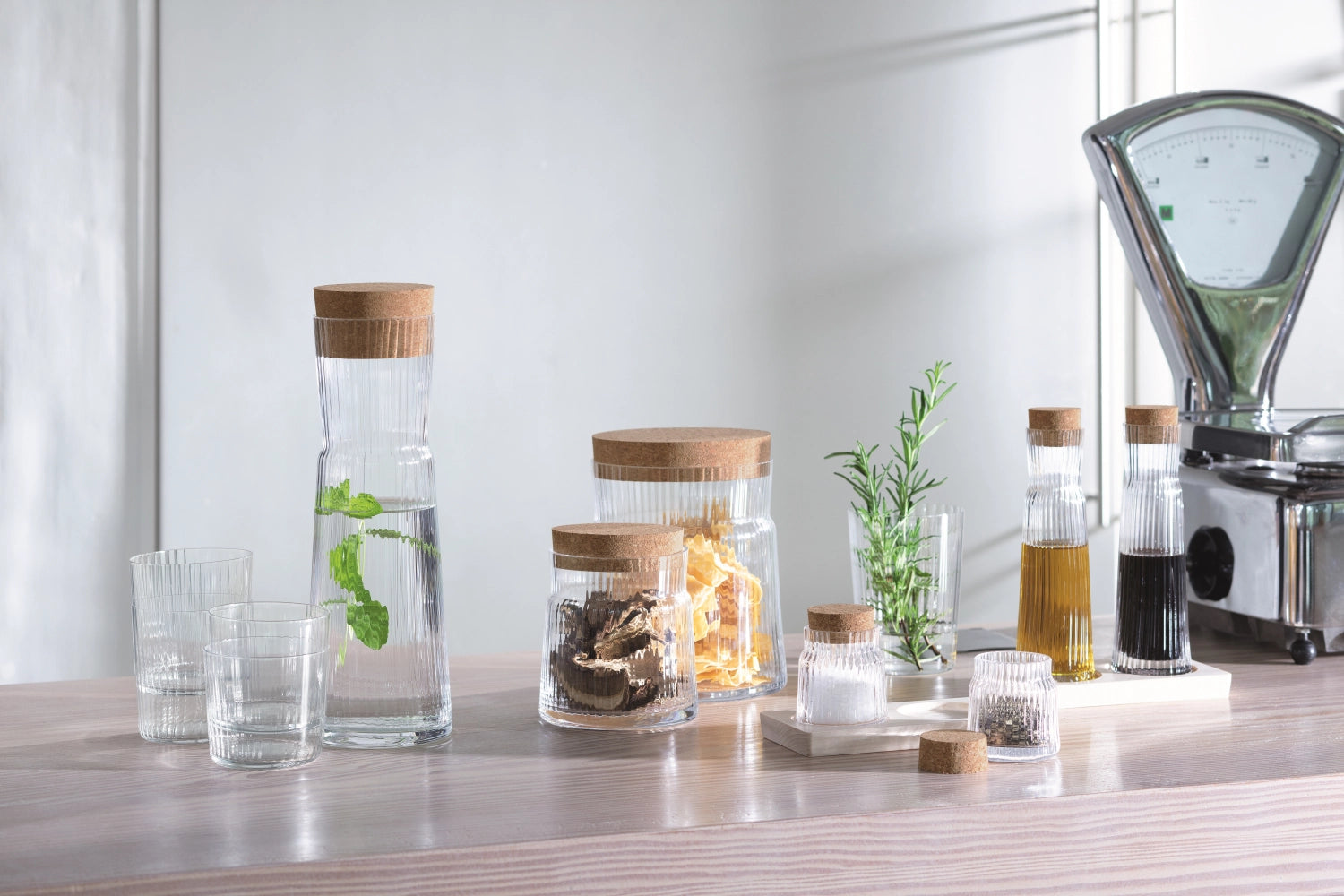 Die Gio Line Karaffe von LSA (1,35L) vereint elegantes Design und Funktionalität. Der Korkstopfen sorgt für Frische und natürlichen Charme.