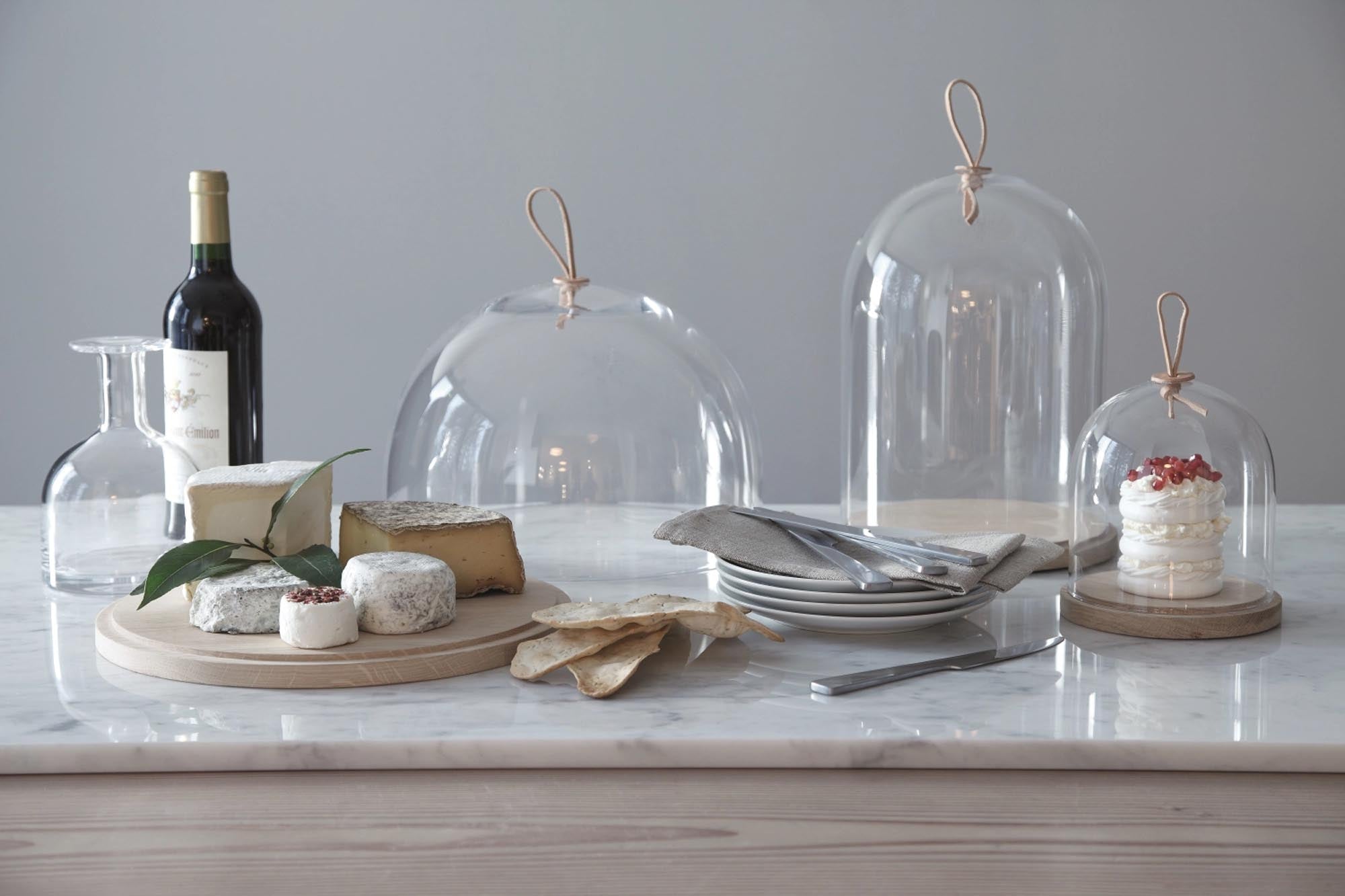 Elegante Ivalo Haube aus Esche und klarem Glas, Ø15cm. Perfekt für die stilvolle Präsentation von Kerzen und kleinen Pflanzen.