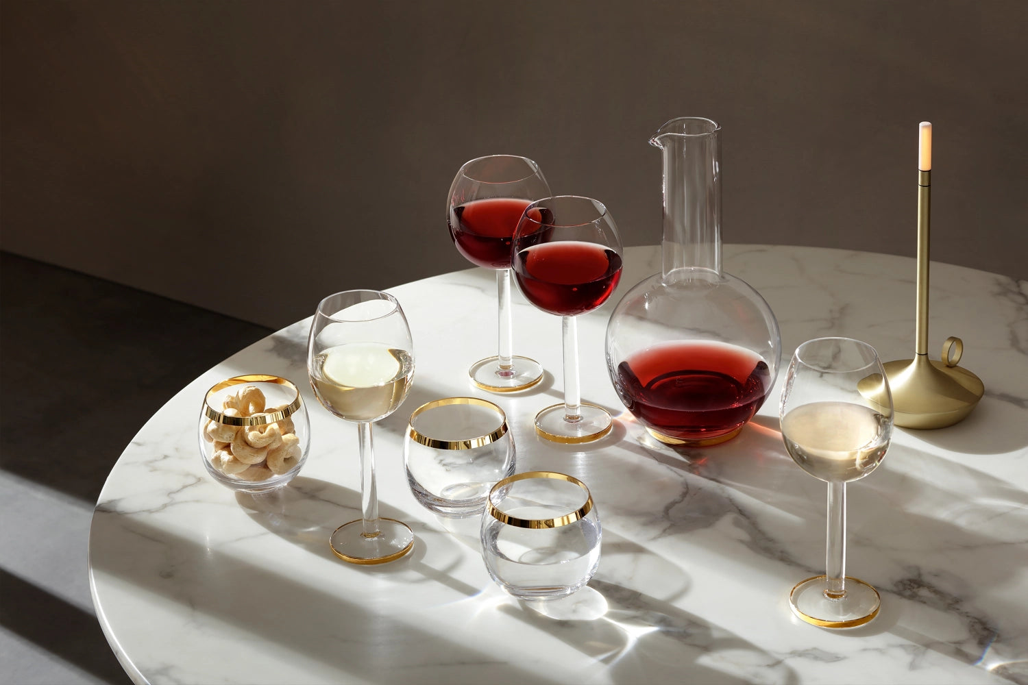 Stilvolles 2er Set Luca Weinkelche von LSA, perfekt für Rotwein, mit edlen goldenen Details und einem Volumen von 320ml.