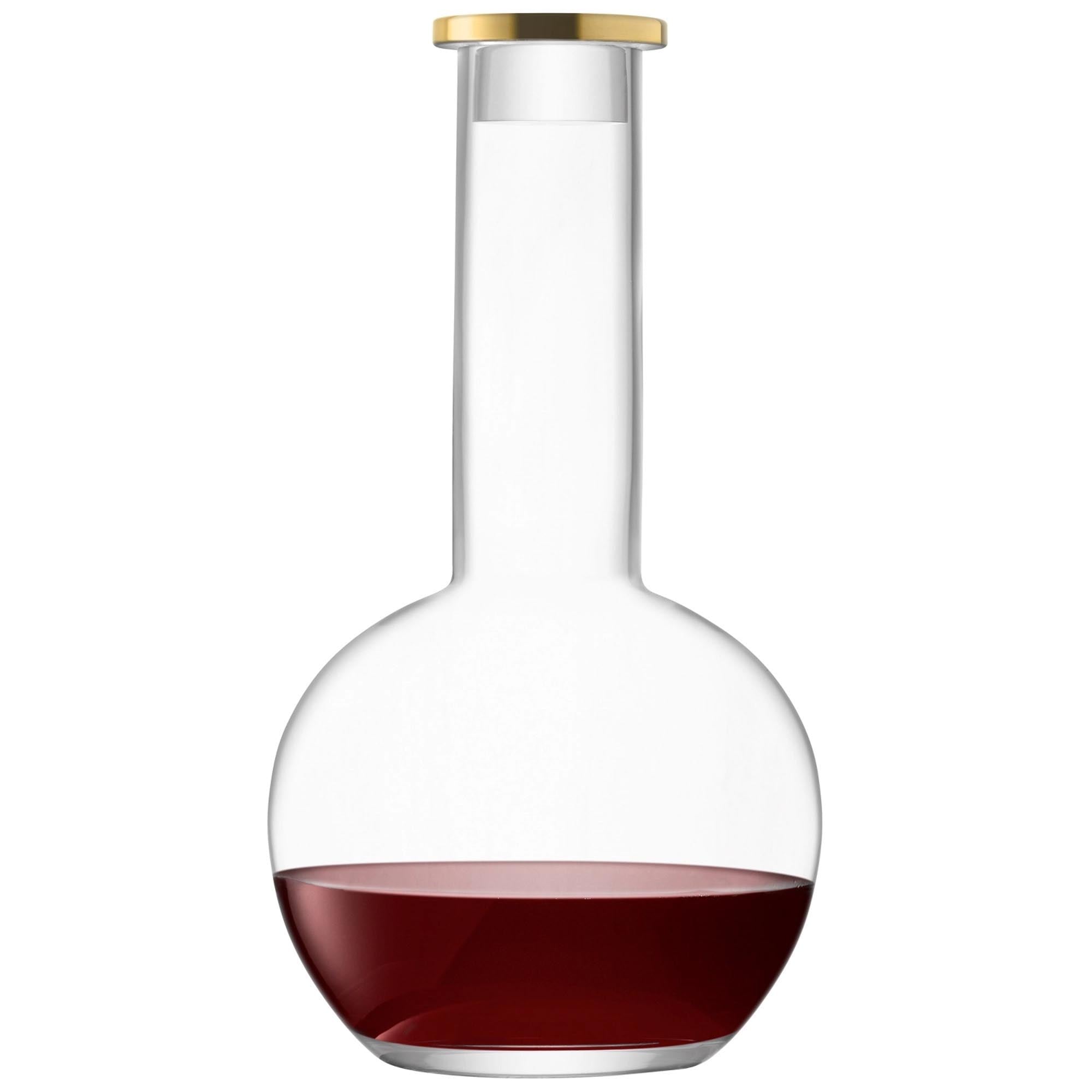Eleganter 1,5 l Luca Dekanter von LSA, gefertigt aus feinstem Glas und veredelt mit einem goldenen Stopper. Ideal für stilvolle Weinpräsentationen.