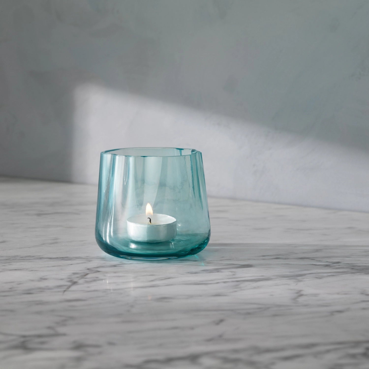 Lagoon Teelichthalter/Vase in Meeresgrün, 8 cm hoch, elegantes Design von LSA, perfekt für stimmungsvolle Beleuchtung und florale Arrangements.