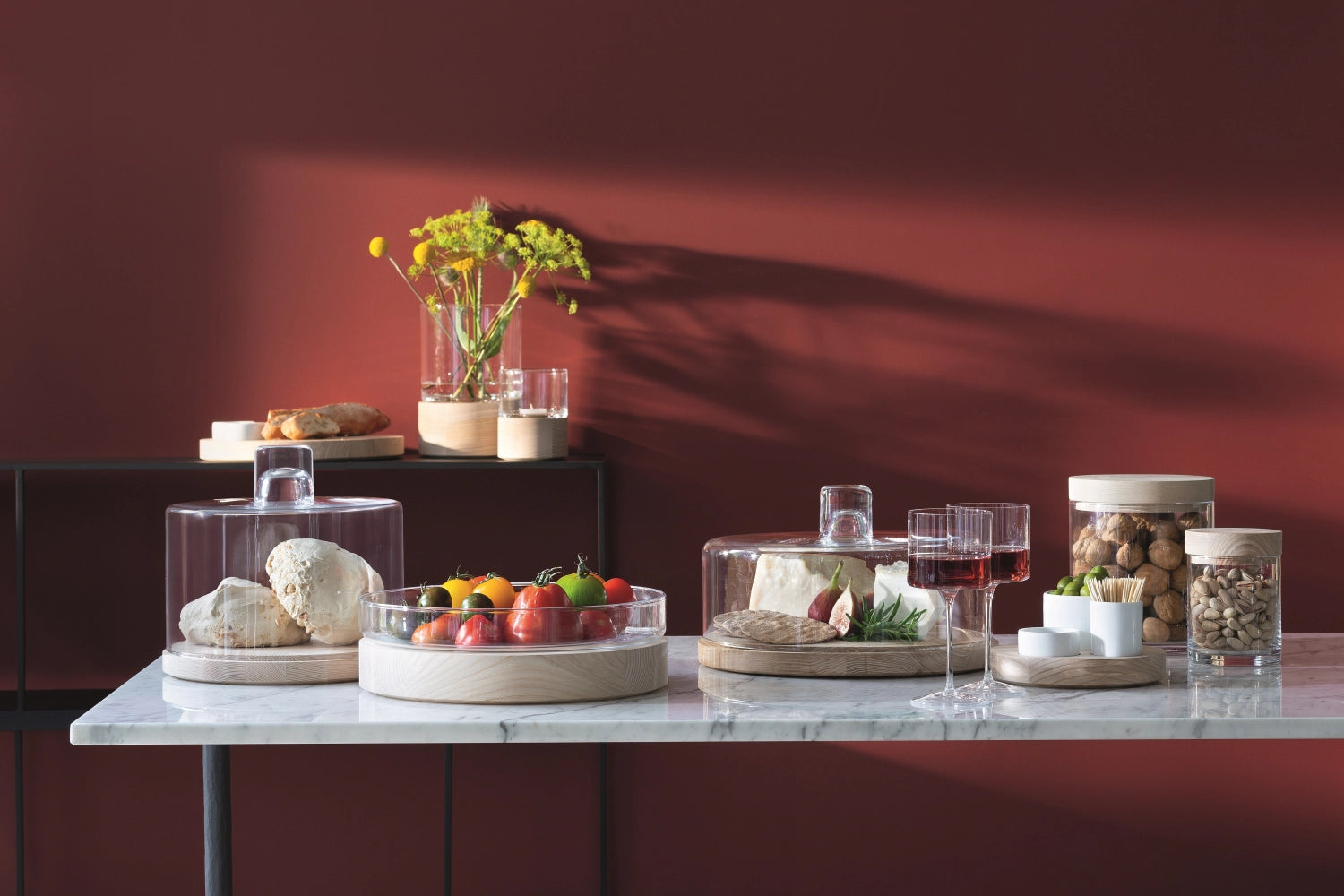 Präsentieren Sie Ihre Köstlichkeiten stilvoll mit der Lotta Gebäck-Käseglocke von LSA. Das Esche-Unterteil (Ø32cm) vereint Eleganz und Funktionalität.