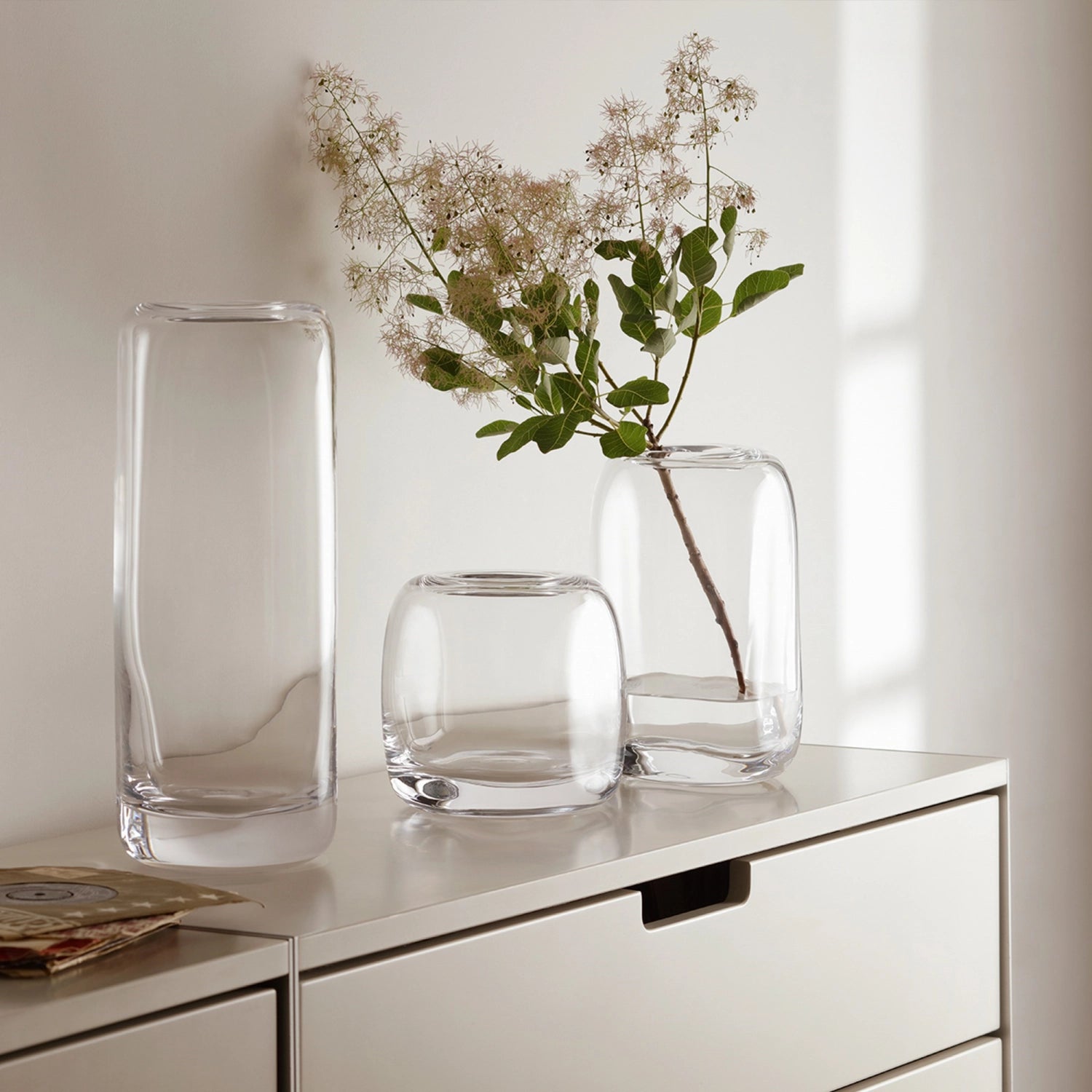 Elegante klare Melt Vase von LSA, 24 cm hoch, mit einzigartiger Form und glänzender Oberfläche, perfekt für stilvolle Blumenarrangements.