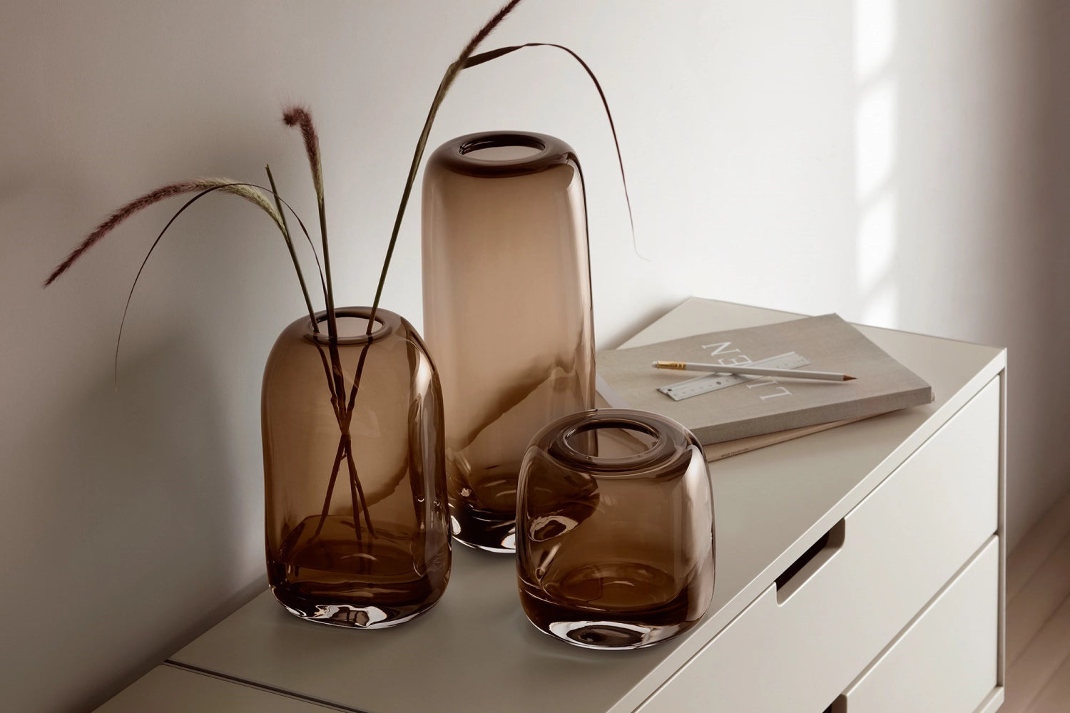 Braune Melt Vase von LSA, 24 cm hoch, mit organischer Form und elegantem Design, ideal für moderne Wohnräume und Blumenarrangements.