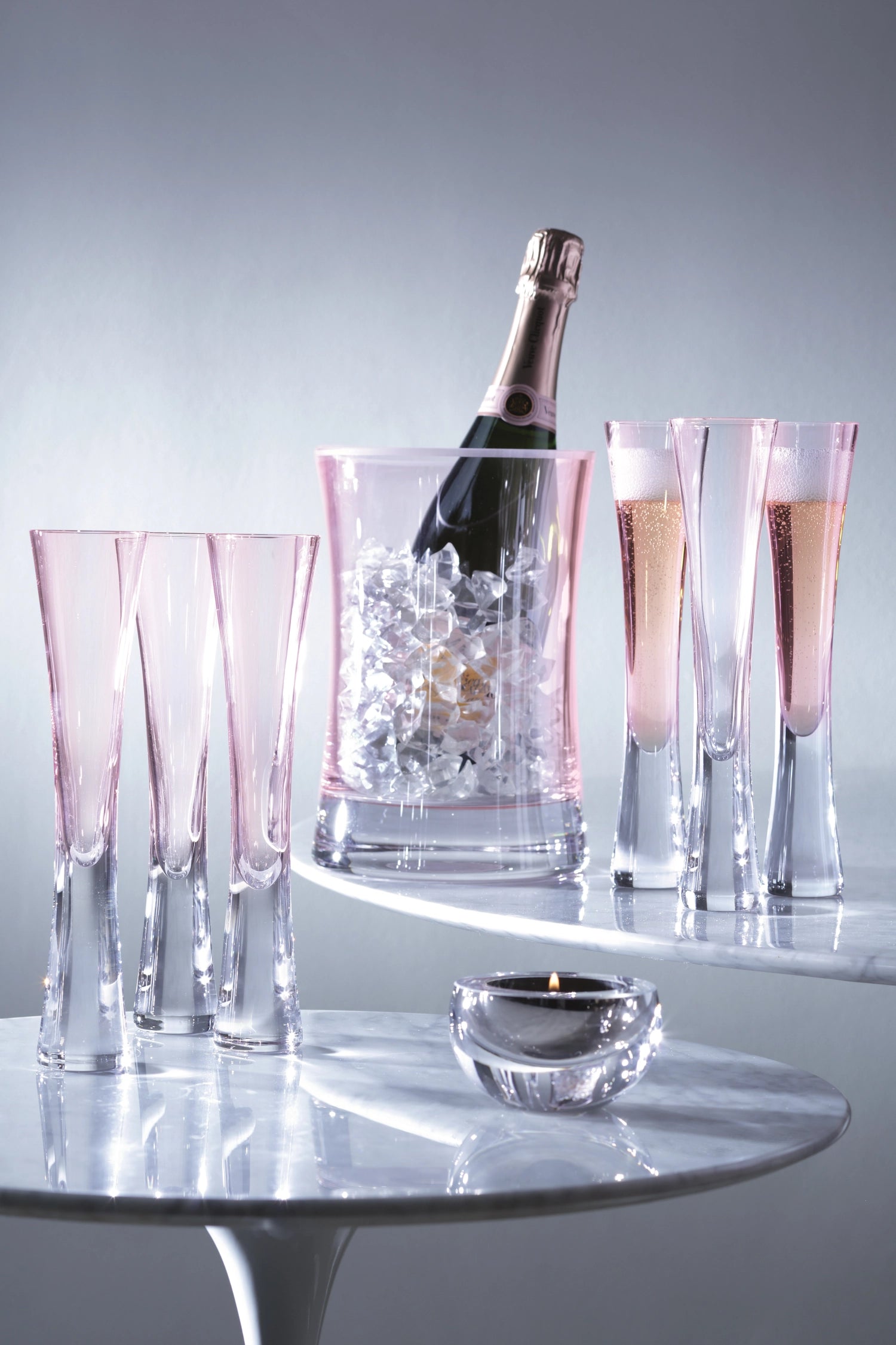 Elegantes Moya Servierset in zartem Hellrosa, ideal für stilvolle Anlässe. Perfekt für Champagnerflöten und festliche Tischdekoration.