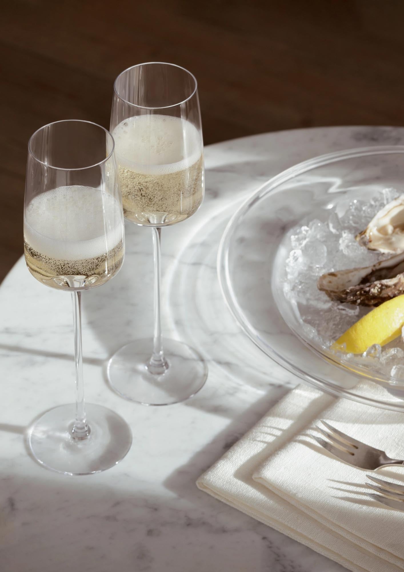 Elegantes 4er Set Metropolitan Champagnerflöten von LSA, 230ml. Perfekt für festliche Anlässe und luxuriöse Genussmomente. Hochwertige Verarbeitung.