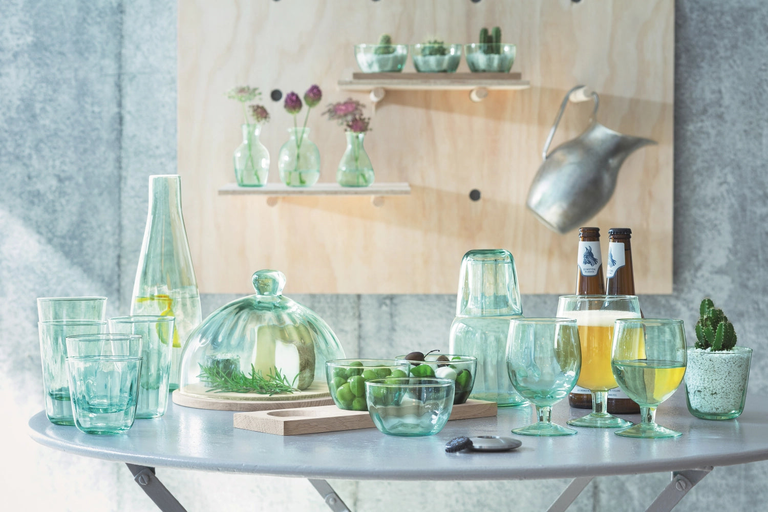 Elegante Mia Karaffe aus Glas mit recycelter Optik, 950ml, ideal für stilvolles Servieren von Getränken, Teil der LSA Karaffen-Kollektion.