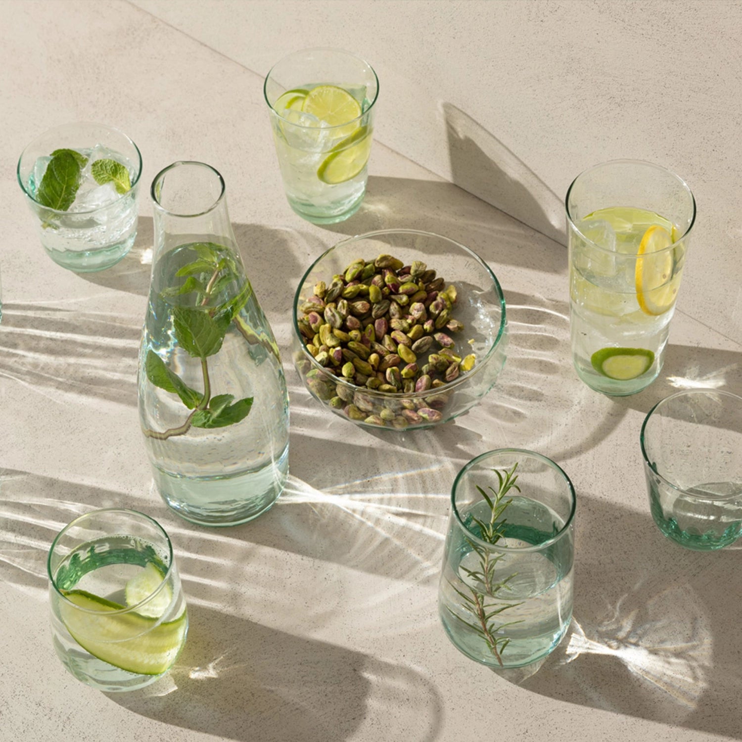 Set aus vier stilvollen Mia Bechern (410ml) aus recyceltem Material, perfekt für umweltbewusste Genießer und festliche Gelegenheiten.