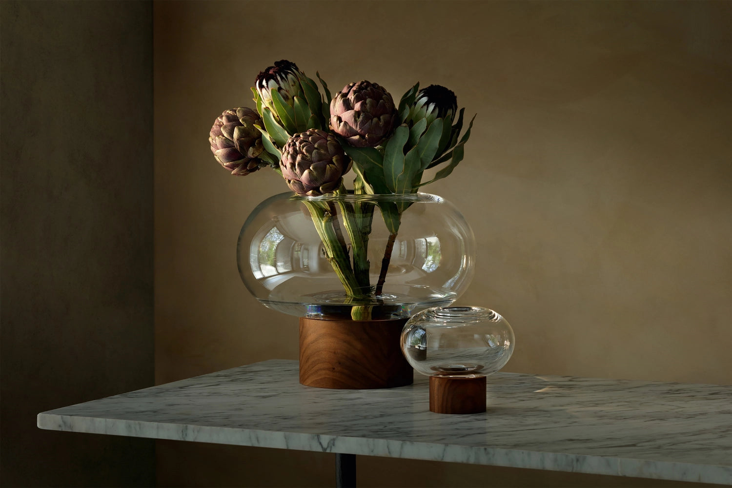 Stilvolle Oblate Vase aus transparentem Glas mit edlen Walnussdetails, Ø19.5cm, H21.5cm, perfekt für kreative Blumengestaltungen und elegante Wohnakzente.