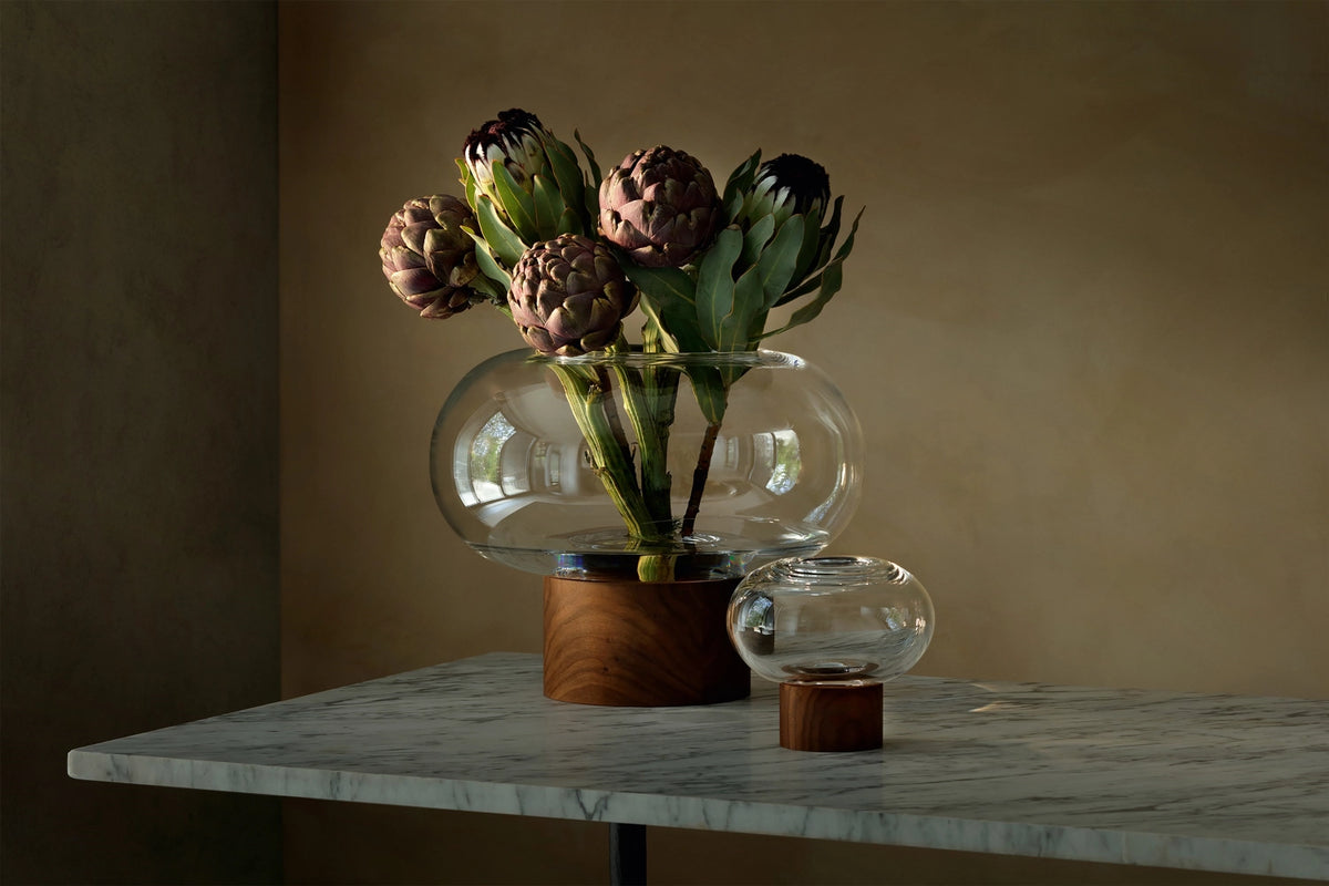 Oblate Vase Ø19.5cm, H21.5cm - klar walnuss in Transparent präsentiert im Onlineshop von KAQTU Design AG. Vase ist von LSA