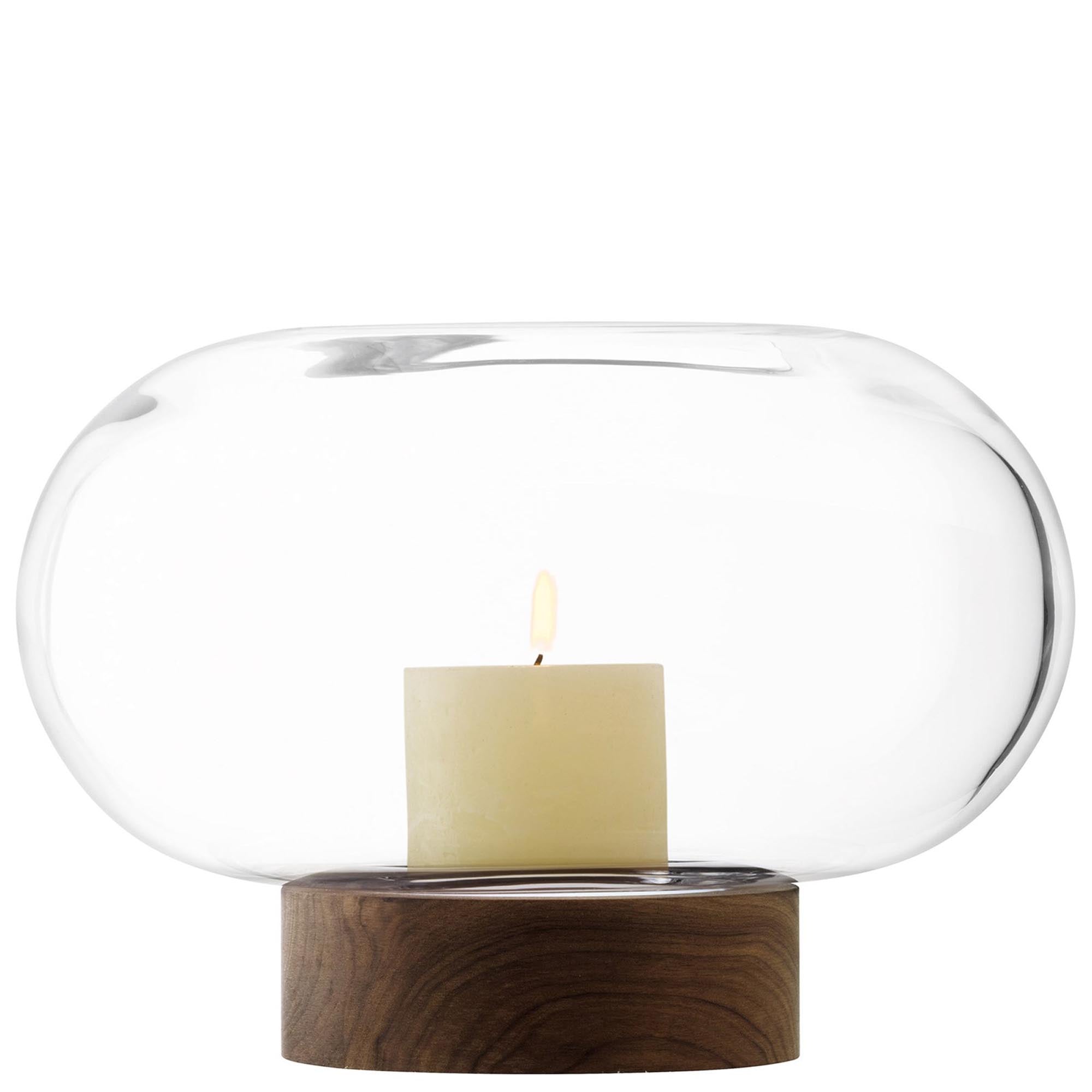 Die Oblate Vase Laterne Ø28cm, H19.5cm in klar walnuss von LSA vereint elegantes Design mit Funktionalität. Ideal für stimmungsvolle Dekorationen.